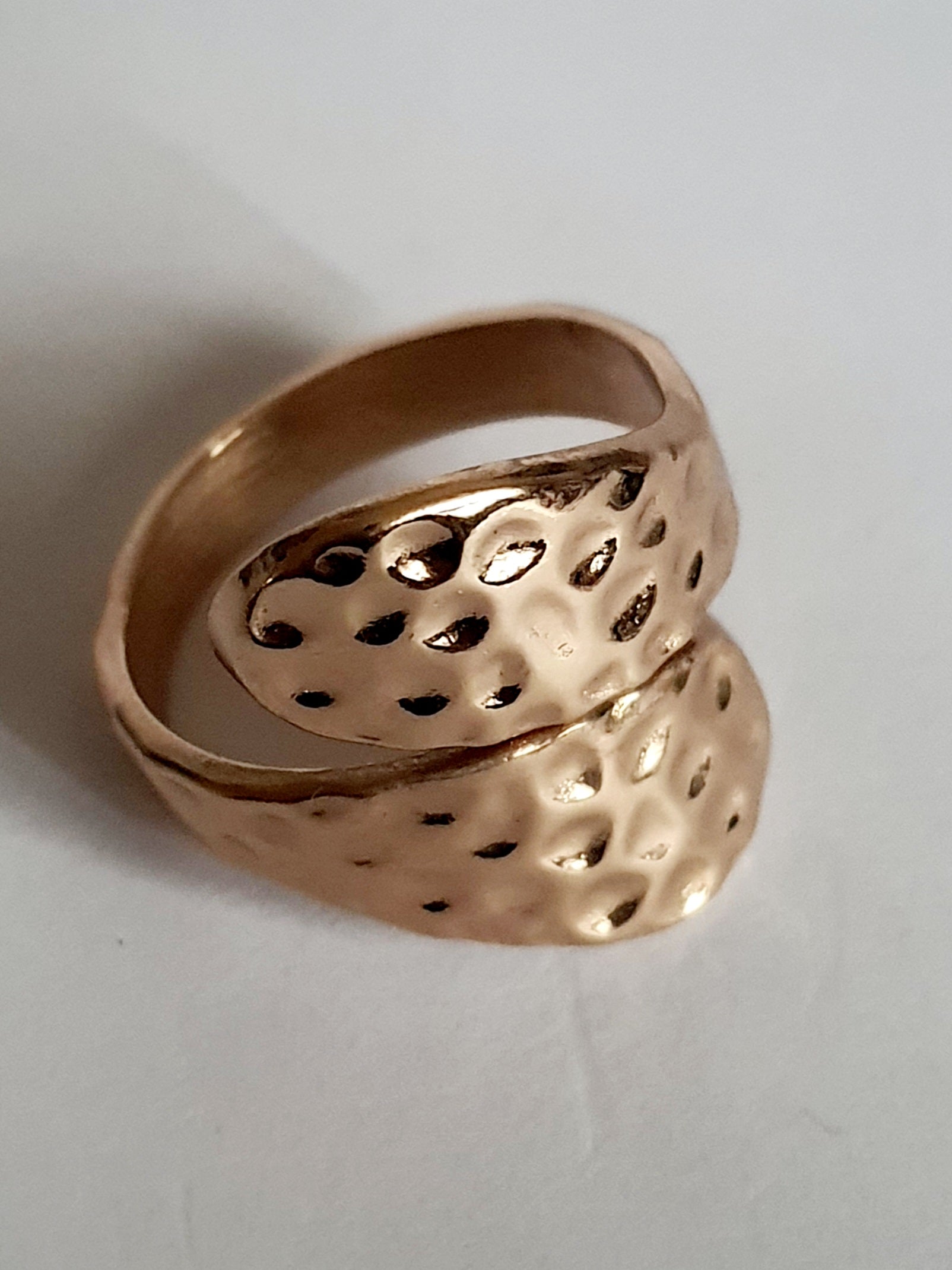 Pierścionek złoty ze stali nierdzewnej z młotkowaną fakturą i otwartą formą, rozmiar 19 mm, Rouge Bizu.