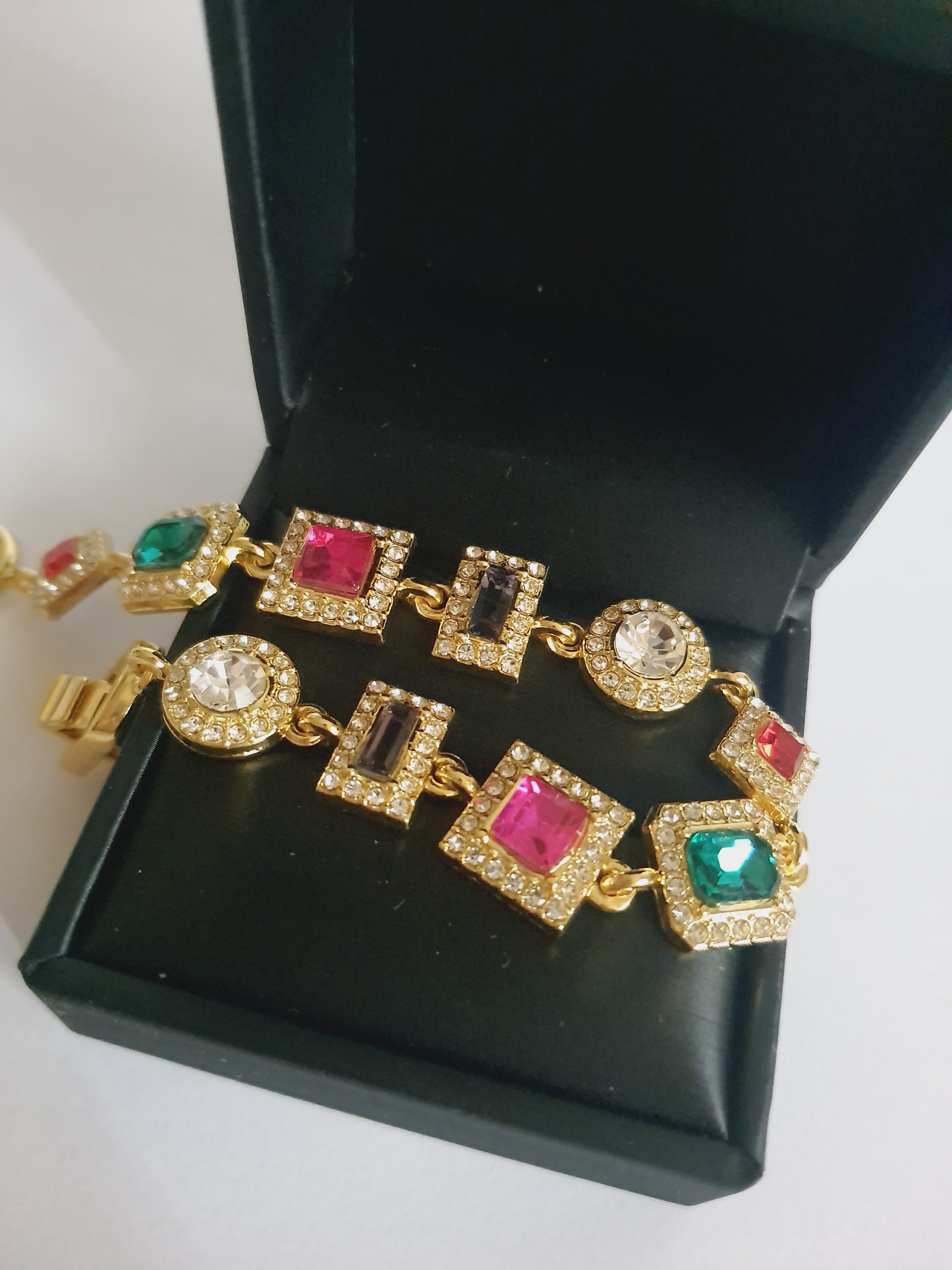 Bransoletka damska ze stali nierdzewnej, złote wykończenie, zdobiona kolorowymi kamieniami: szmaragd, rubin, ametyst, kryształ i róż, oprawa z cyrkoniami, szerokość 18 mm, styl glamour vintage, Rouge Bizu.