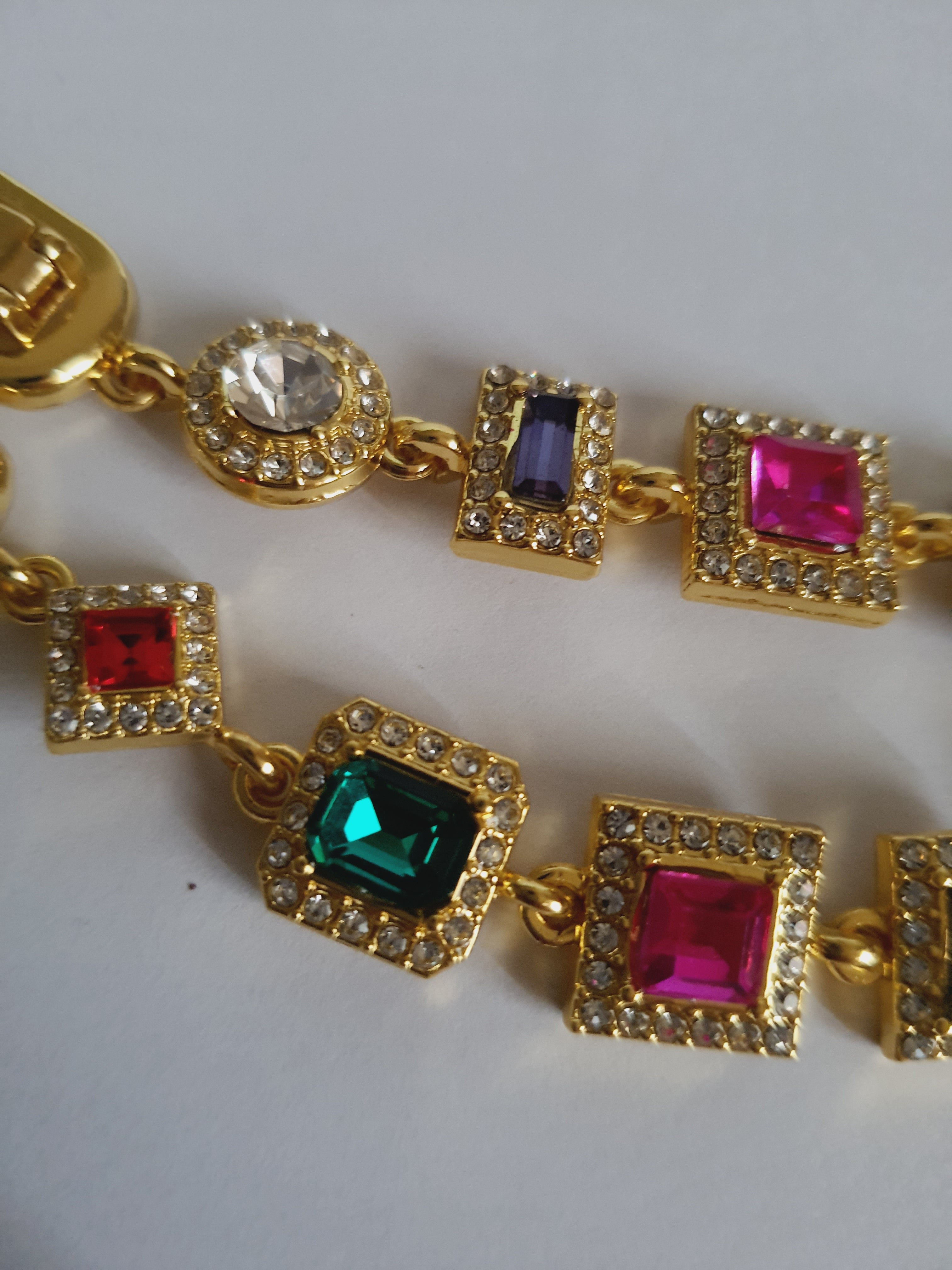 Bransoletka damska ze stali nierdzewnej, złote wykończenie, zdobiona kolorowymi kamieniami: szmaragd, rubin, ametyst, kryształ i róż, oprawa z cyrkoniami, szerokość 18 mm, styl glamour vintage, Rouge Bizu.