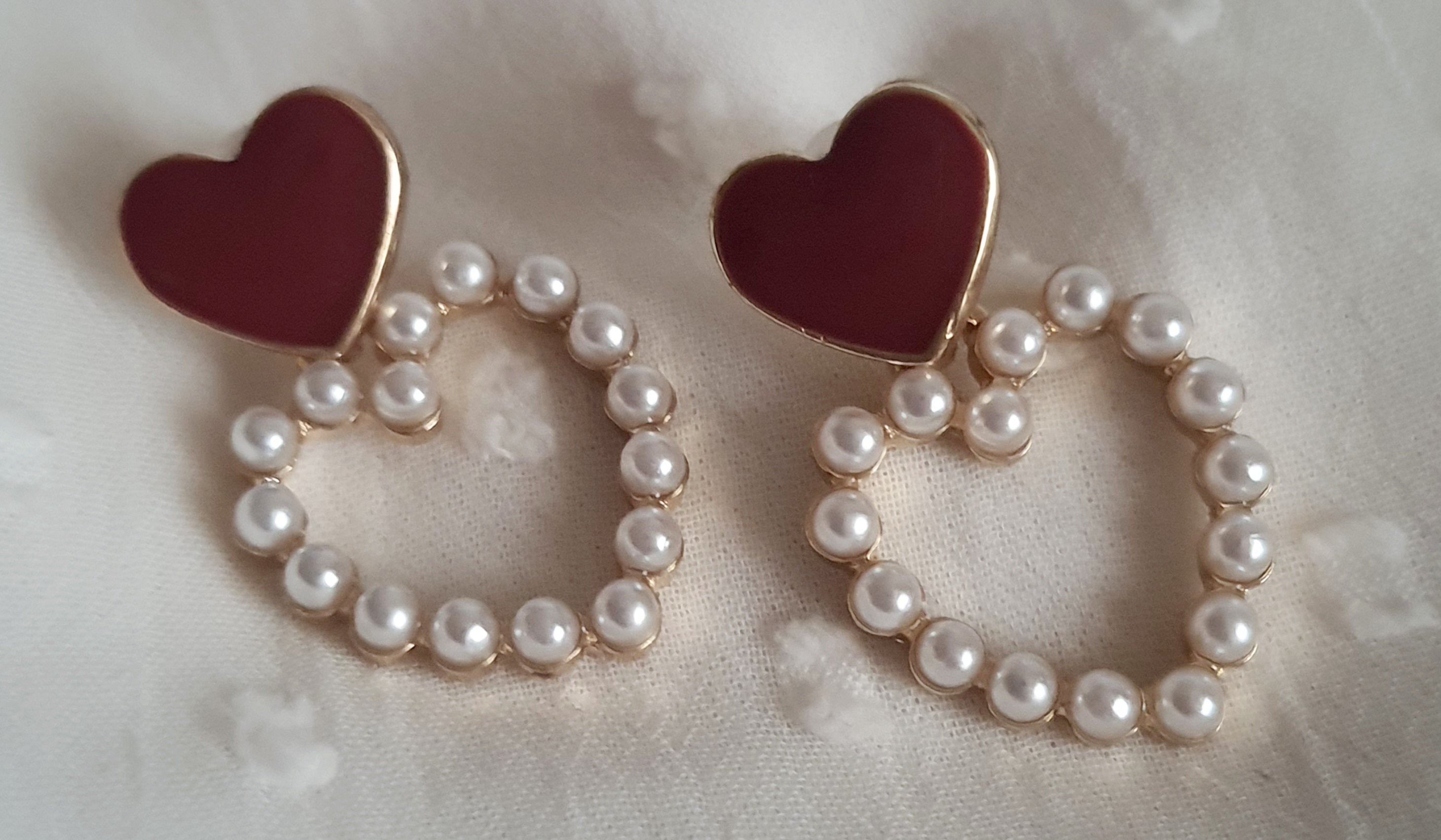 Kolczyki damskie ze stali nierdzewnej, złota oprawa, górny element w kształcie czerwonego serca, dolny element – serce z perełek, długość 3 cm, styl romantyczny glamour, Rouge Bizu.