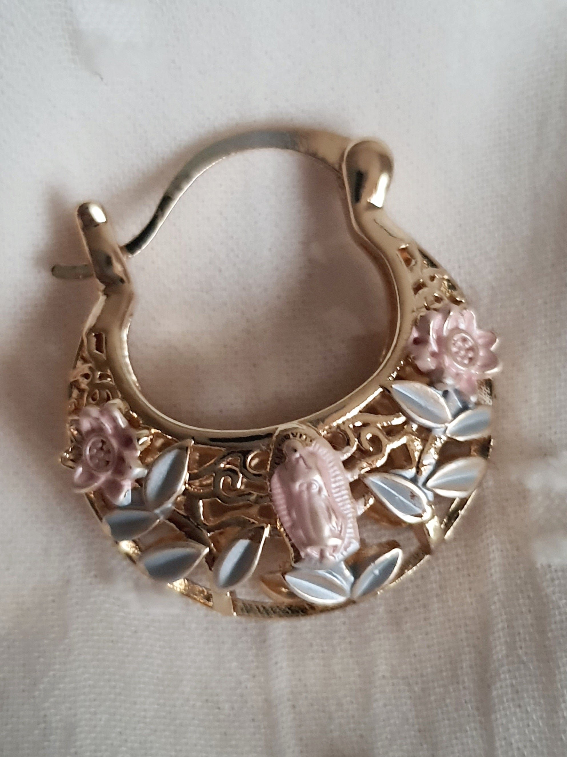 Kolczyki damskie koła ze stali nierdzewnej, średnica 2,5 cm, złote wykończenie, ozdobione różowymi kwiatami i liśćmi w perłowym odcieniu, ażurowy wzór, styl romantyczny glamour, Rouge Bizu.