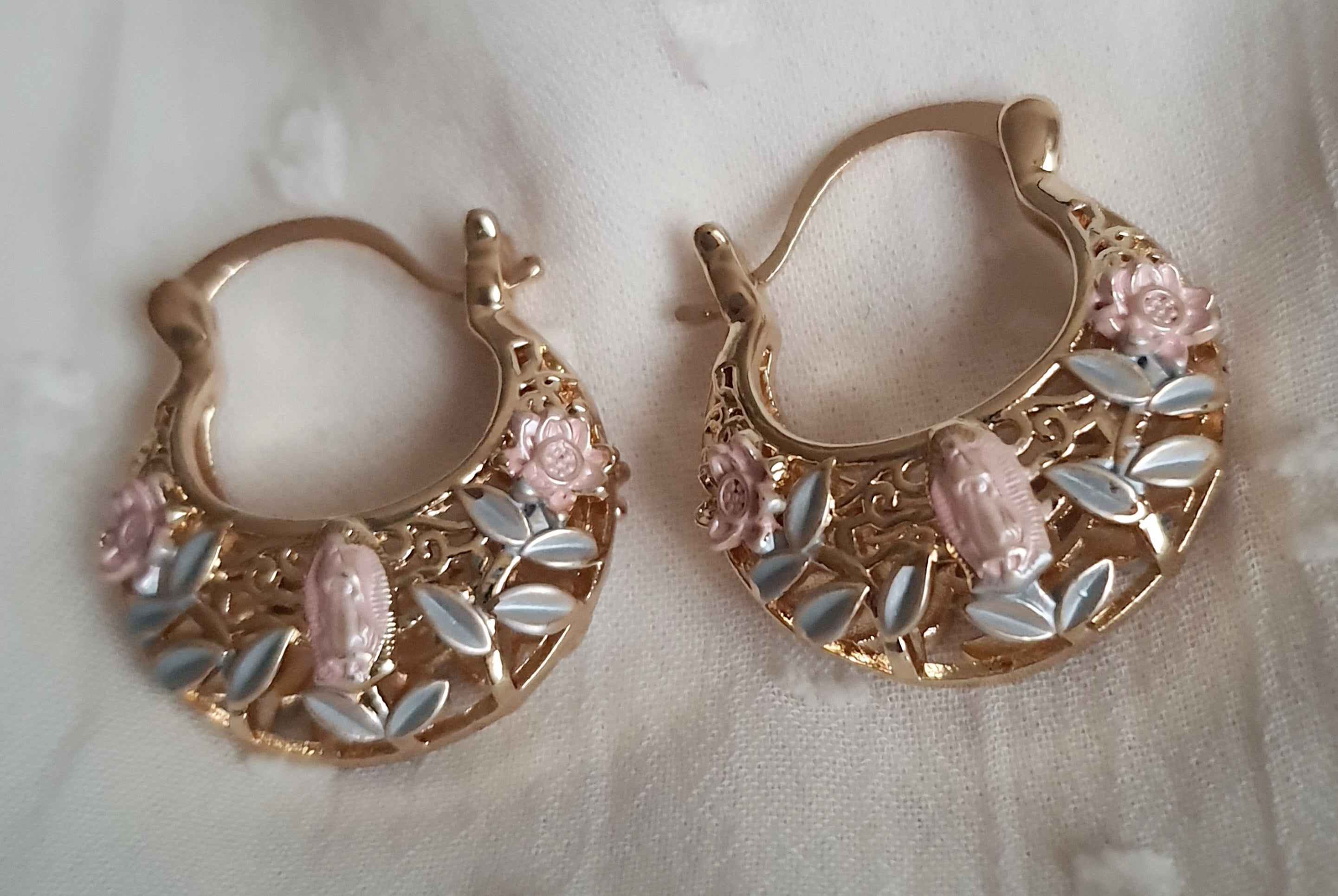 Kolczyki damskie koła ze stali nierdzewnej, średnica 2,5 cm, złote wykończenie, ozdobione różowymi kwiatami i liśćmi w perłowym odcieniu, ażurowy wzór, styl romantyczny glamour, Rouge Bizu.