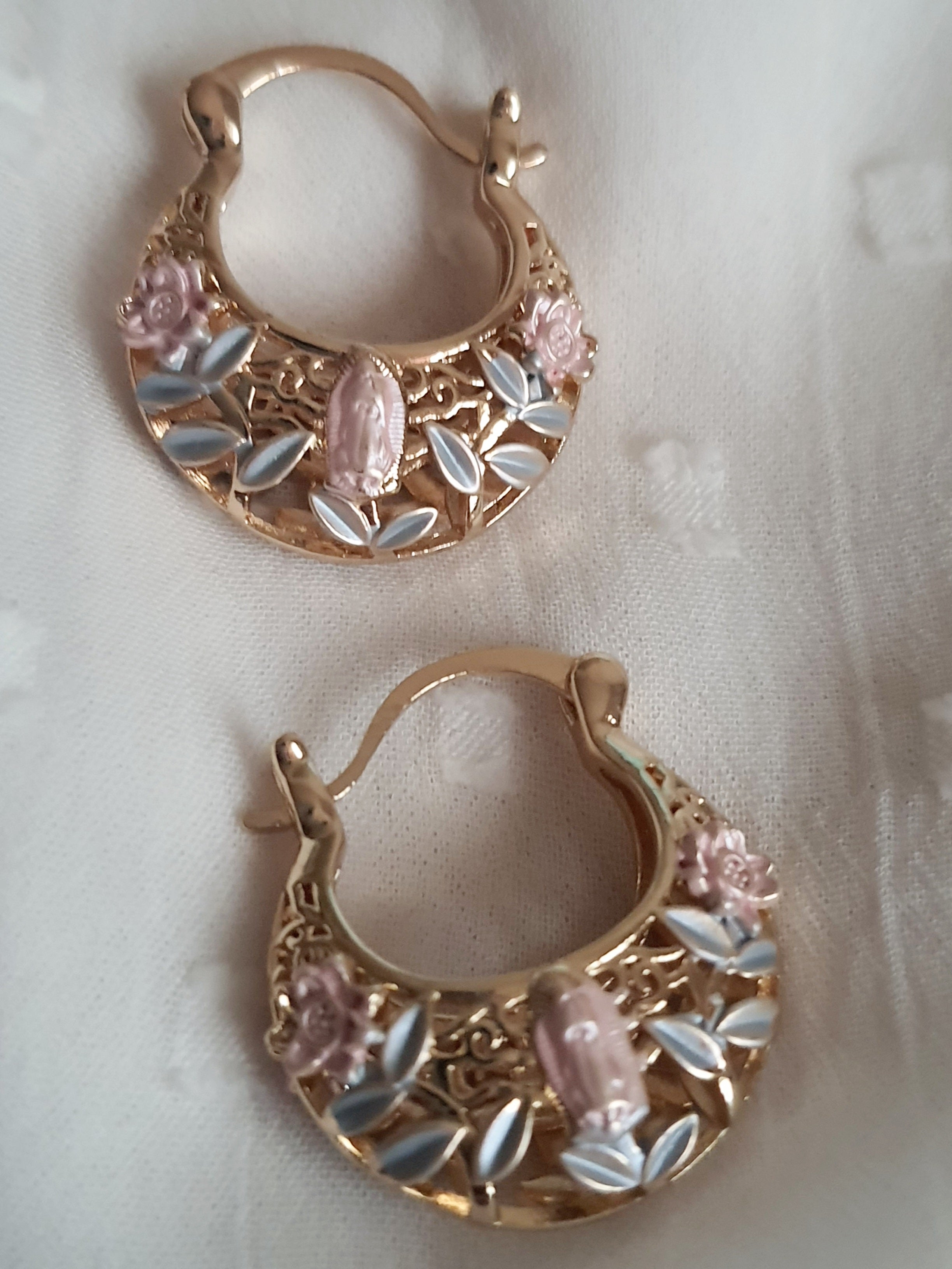 Kolczyki damskie koła ze stali nierdzewnej, średnica 2,5 cm, złote wykończenie, ozdobione różowymi kwiatami i liśćmi w perłowym odcieniu, ażurowy wzór, styl romantyczny glamour, Rouge Bizu.