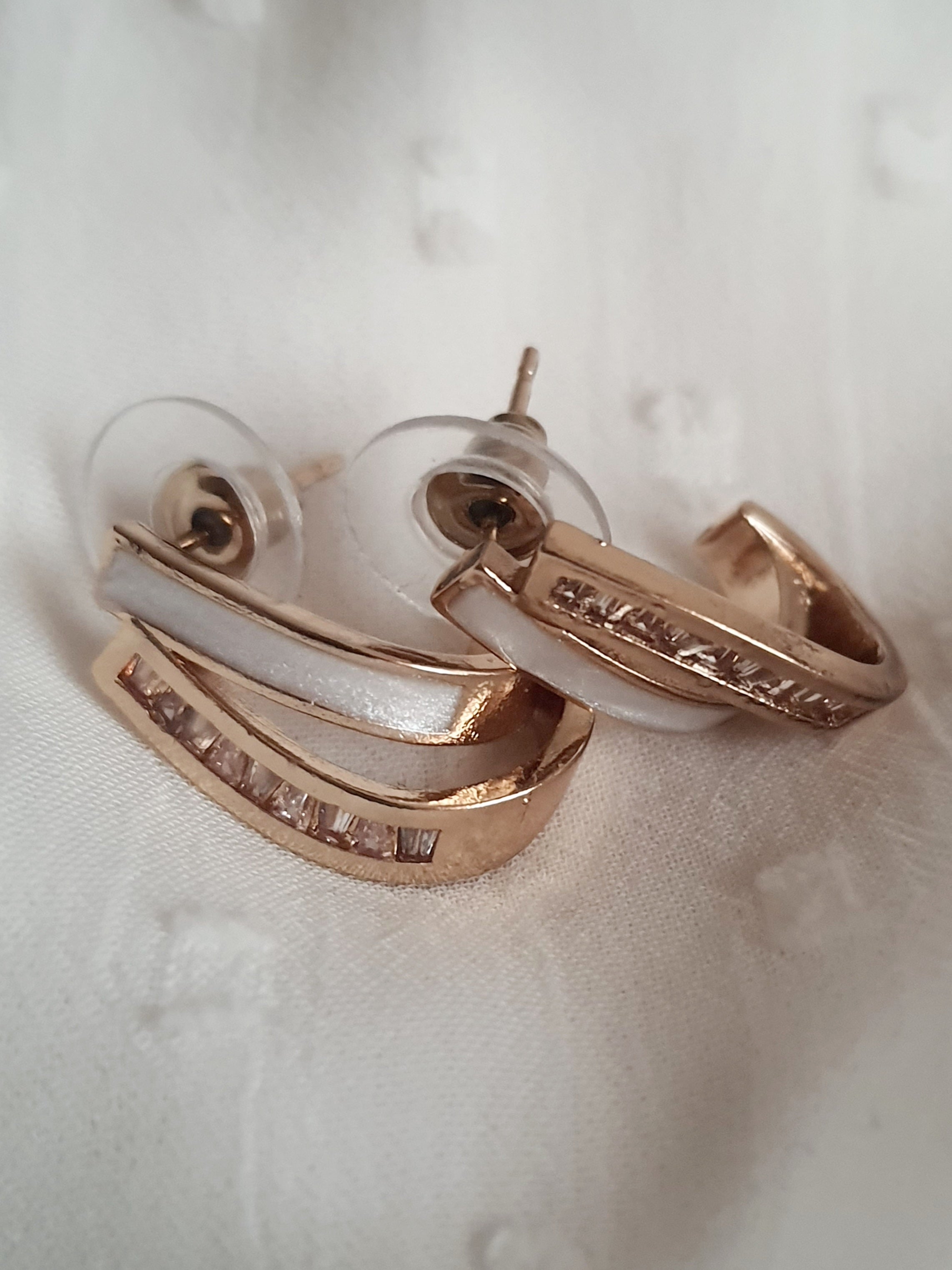 Kolczyki damskie ze stali nierdzewnej, długość 2 cm, złote półkola o nowoczesnym kształcie, ozdobione rzędem cyrkonii, minimalistyczny i elegancki styl glamour, Rouge Bizu.