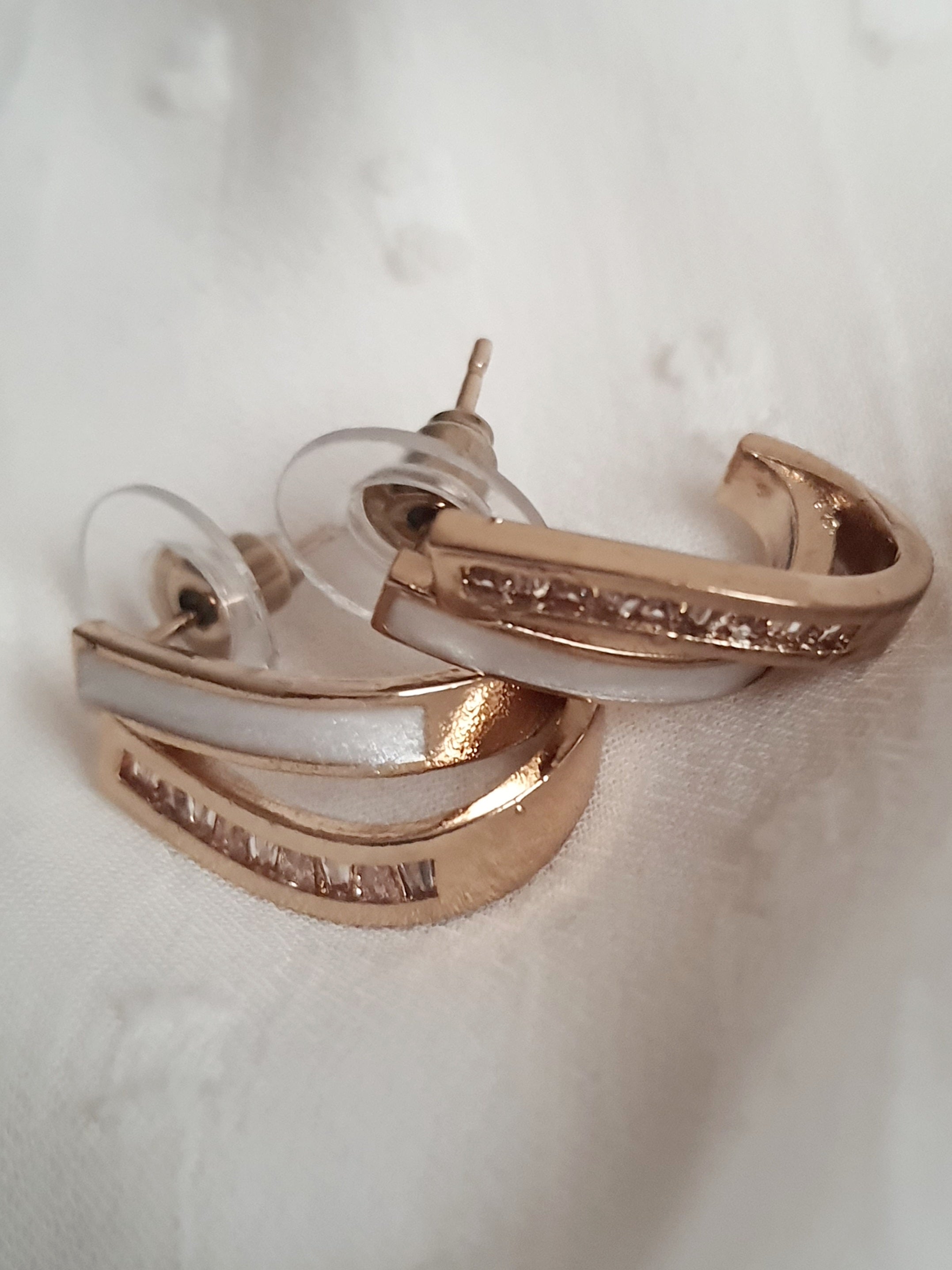 Kolczyki damskie ze stali nierdzewnej, długość 2 cm, złote półkola o nowoczesnym kształcie, ozdobione rzędem cyrkonii, minimalistyczny i elegancki styl glamour, Rouge Bizu.