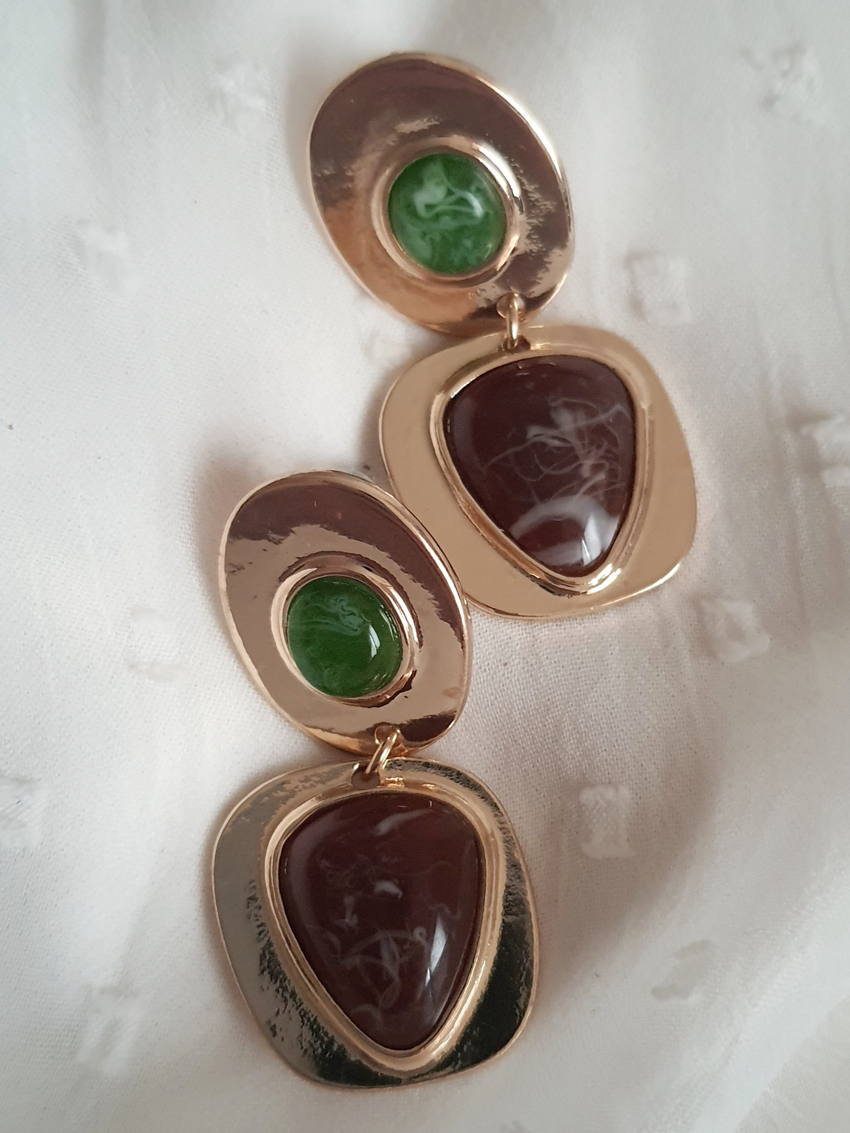 Kolczyki damskie ze stali nierdzewnej, długość 4 cm, złota oprawa, zielone kamienie o szklanym połysku i brązowe kamienie o nieregularnym wzorze, styl artystyczny glamour, Rouge Bizu.