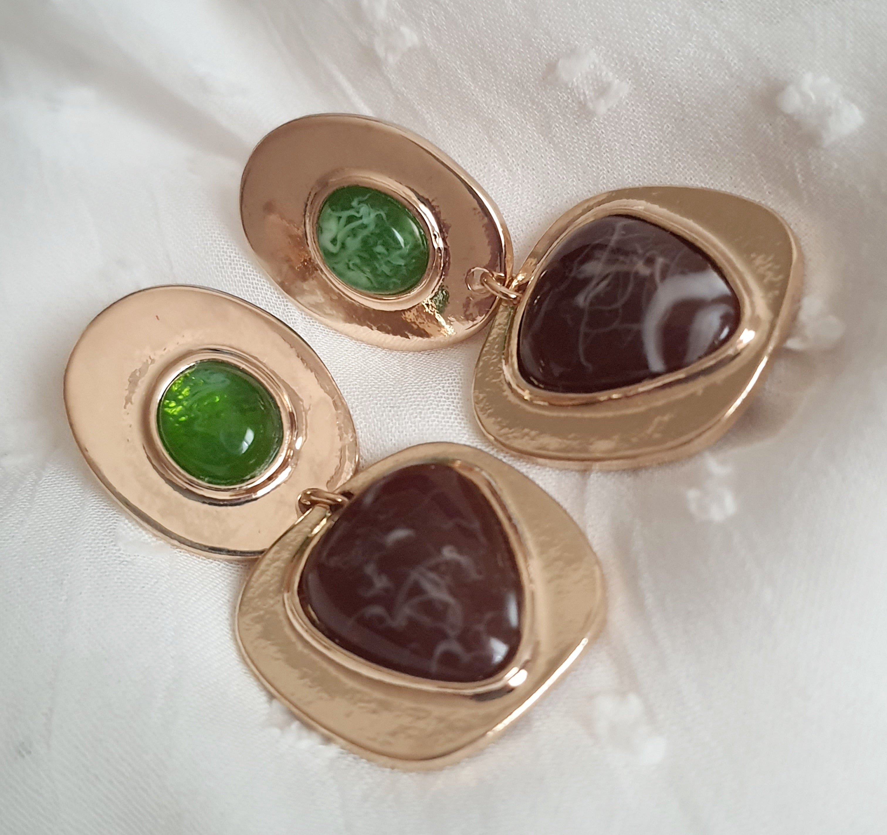 Kolczyki damskie ze stali nierdzewnej, długość 4 cm, złota oprawa, zielone kamienie o szklanym połysku i brązowe kamienie o nieregularnym wzorze, styl artystyczny glamour, Rouge Bizu.