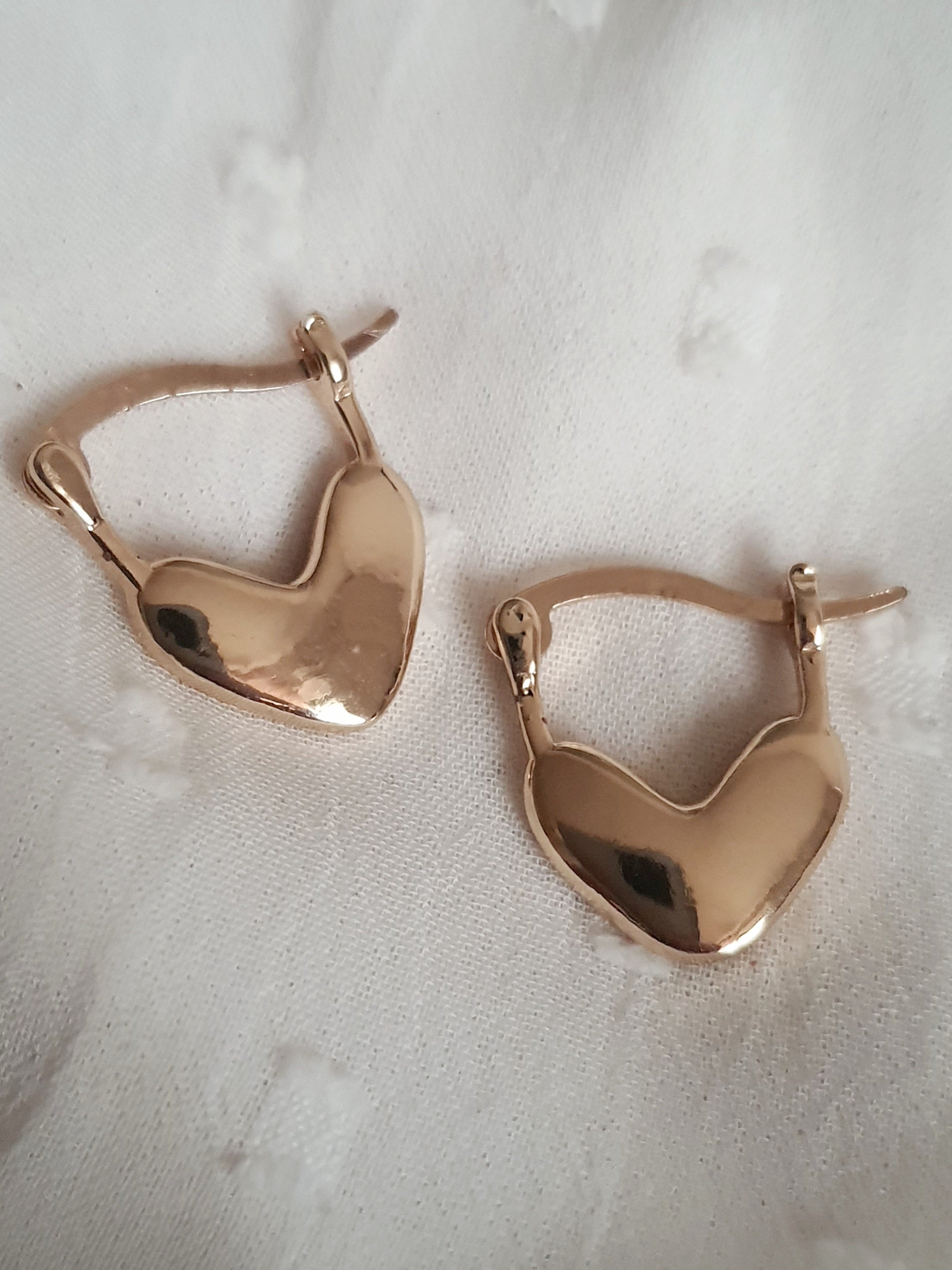 Kolczyki damskie ze stali nierdzewnej, złote serca, rozmiar 1,6 cm, prosta i elegancka forma, minimalistyczny romantyczny styl glamour, Rouge Bizu.