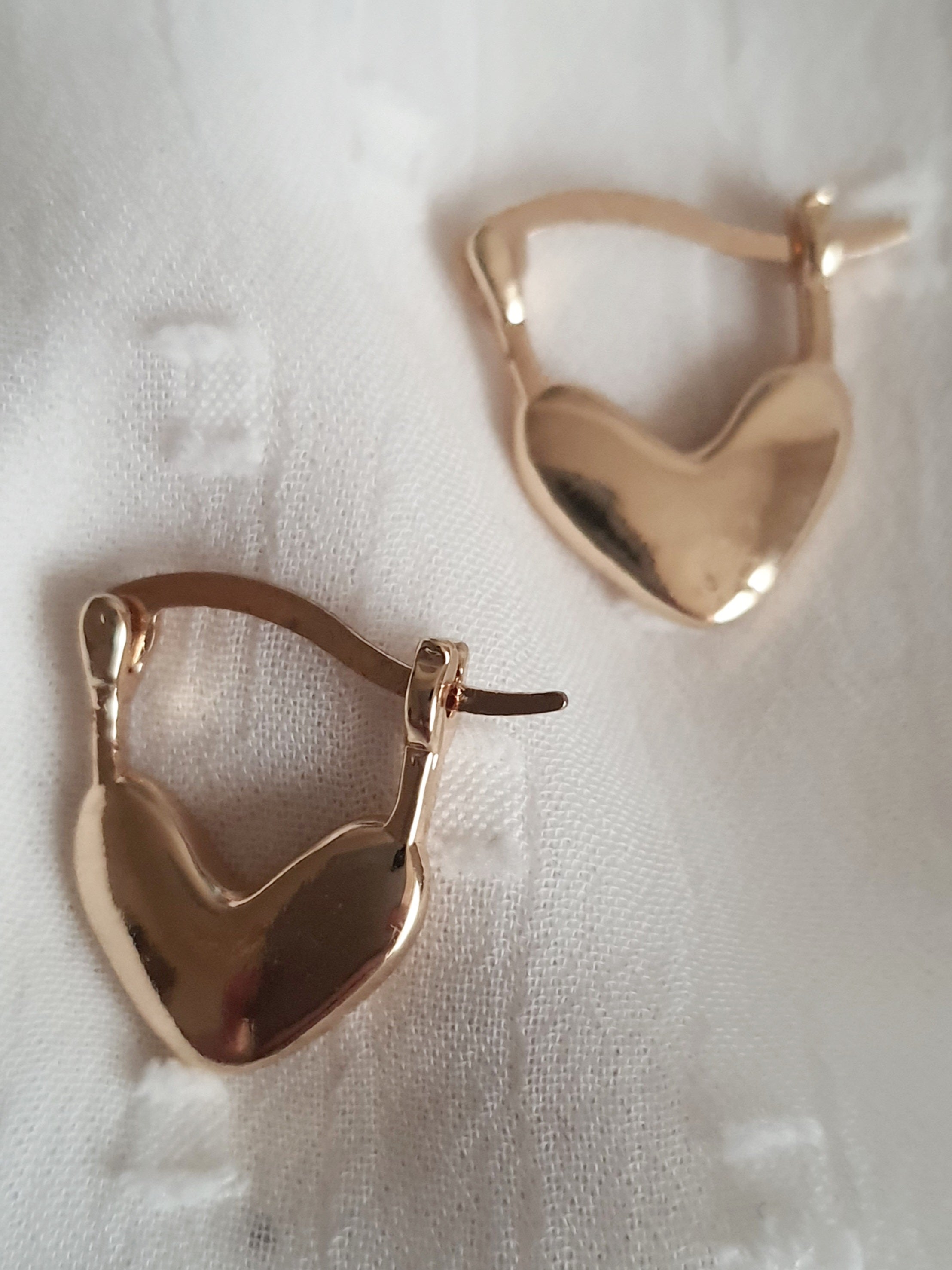 Kolczyki damskie ze stali nierdzewnej, złote serca, rozmiar 1,6 cm, prosta i elegancka forma, minimalistyczny romantyczny styl glamour, Rouge Bizu.