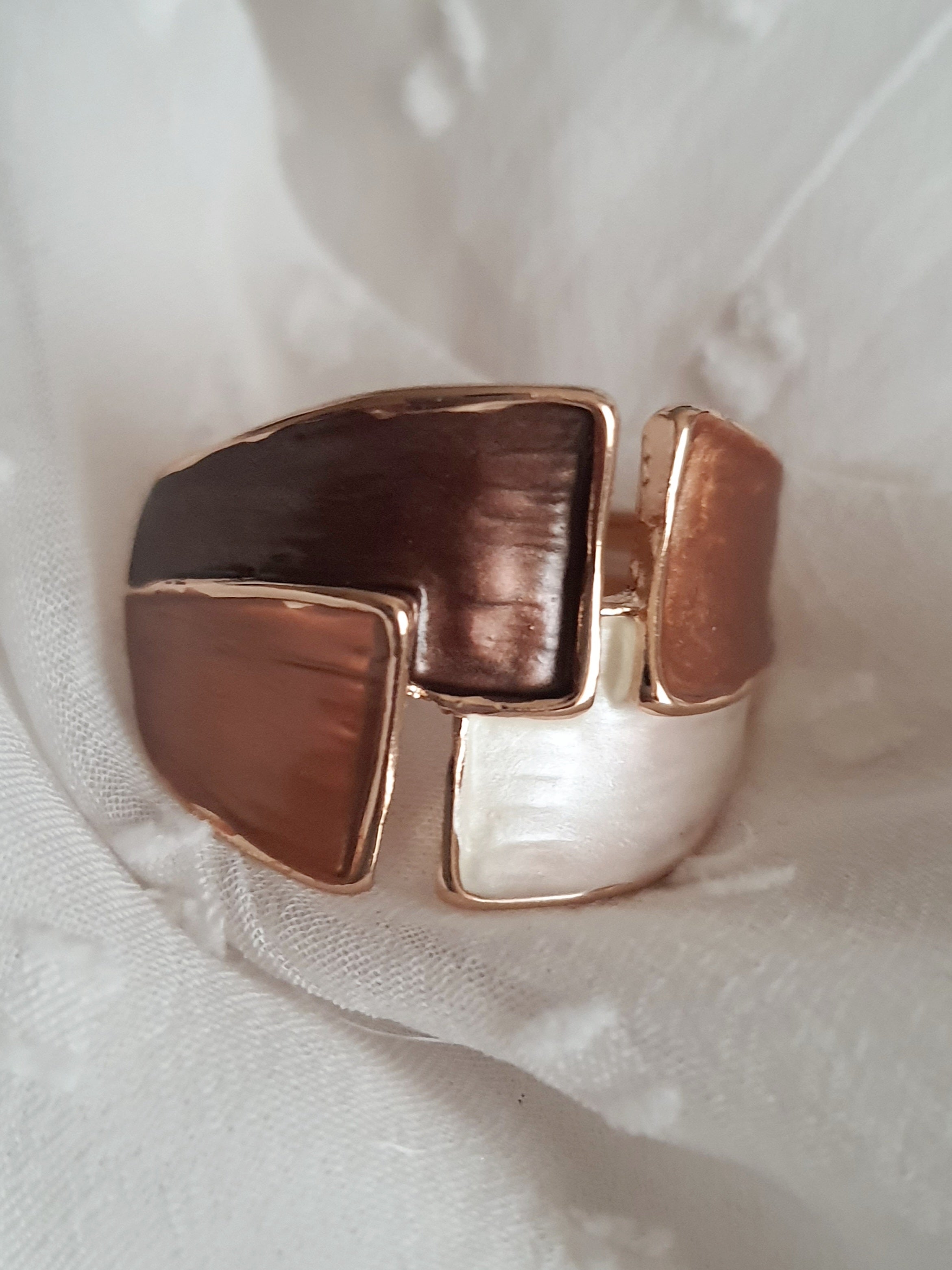 Pierścionek damski ze stali nierdzewnej, rozmiar 21 mm, złota oprawa, geometryczny design z elementami w odcieniach brązu i perły, nowoczesny artystyczny styl, Rouge Bizu.