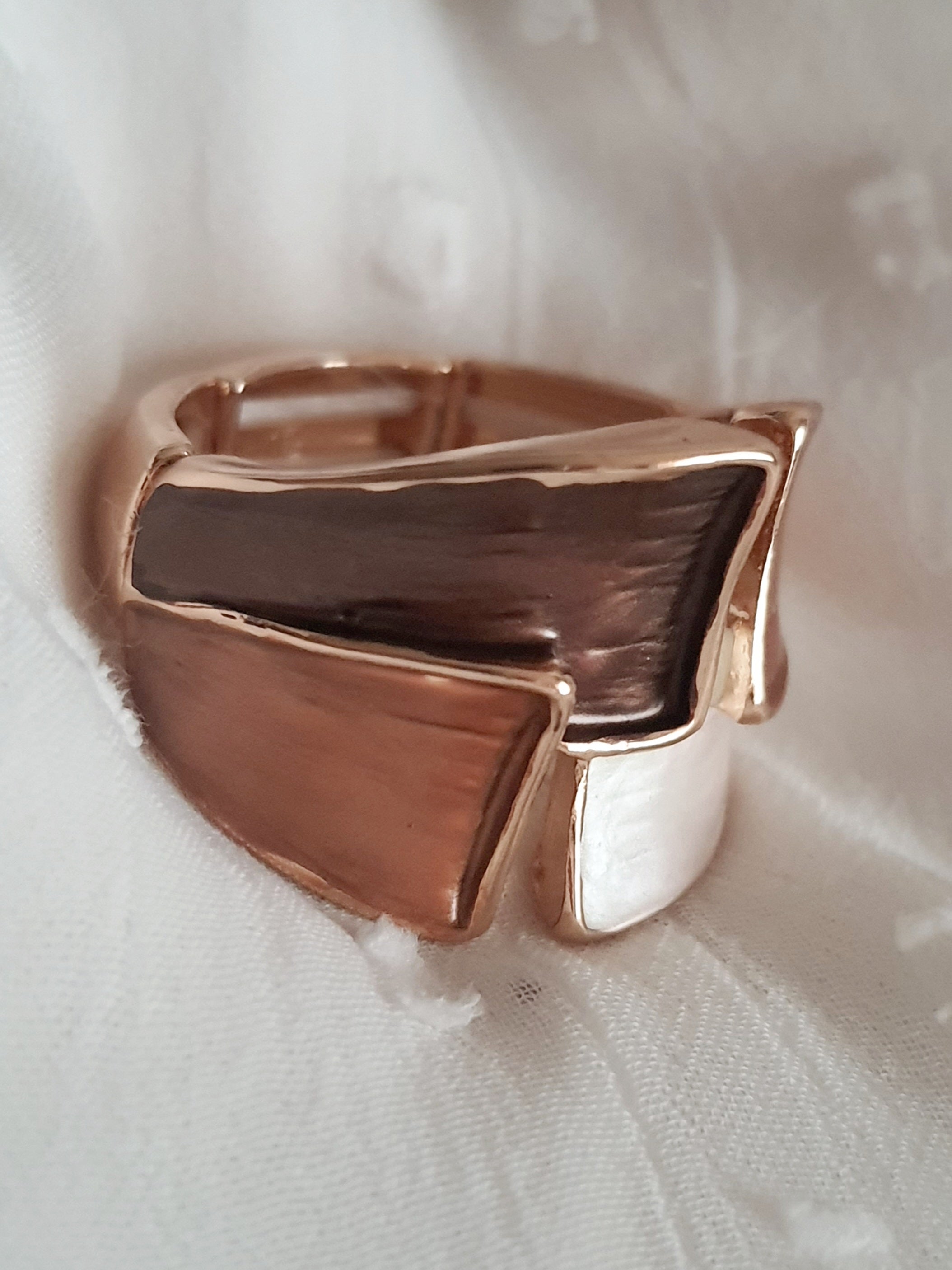 Pierścionek damski ze stali nierdzewnej, rozmiar 21 mm, złota oprawa, geometryczny design z elementami w odcieniach brązu i perły, nowoczesny artystyczny styl, Rouge Bizu.