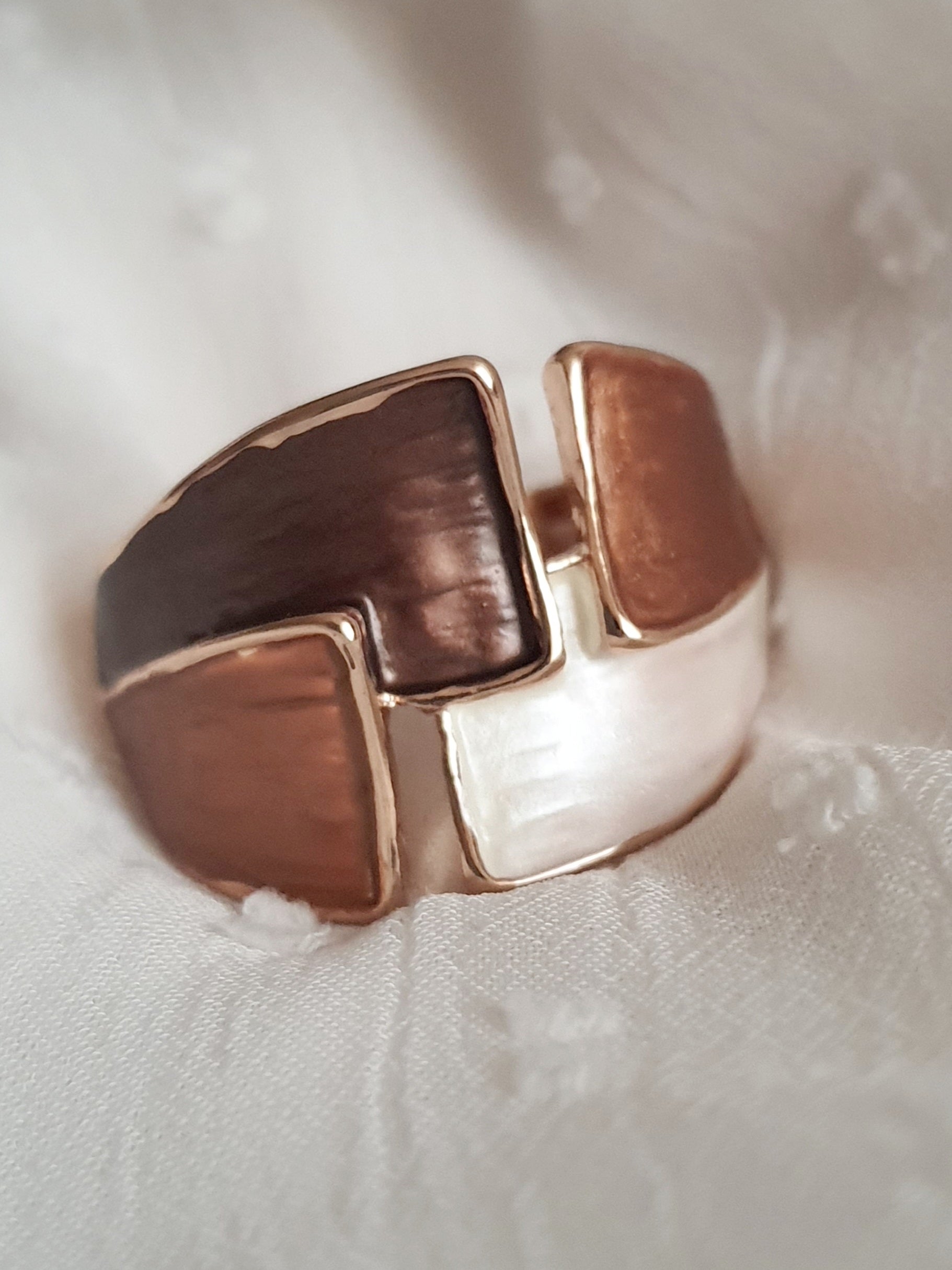 Pierścionek damski ze stali nierdzewnej, rozmiar 21 mm, złota oprawa, geometryczny design z elementami w odcieniach brązu i perły, nowoczesny artystyczny styl, Rouge Bizu.