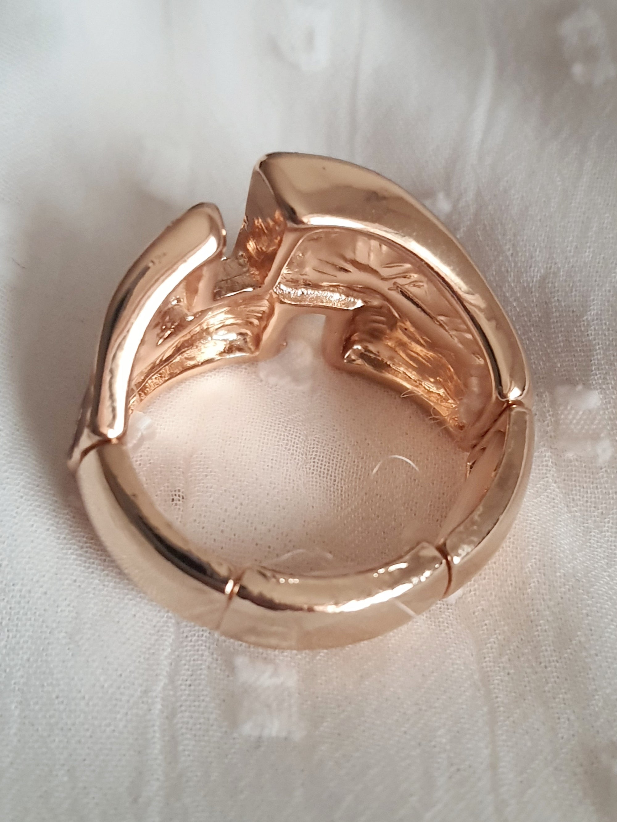 Pierścionek damski ze stali nierdzewnej, rozmiar 21 mm, złota oprawa, geometryczny design z elementami w odcieniach brązu i perły, nowoczesny artystyczny styl, Rouge Bizu.