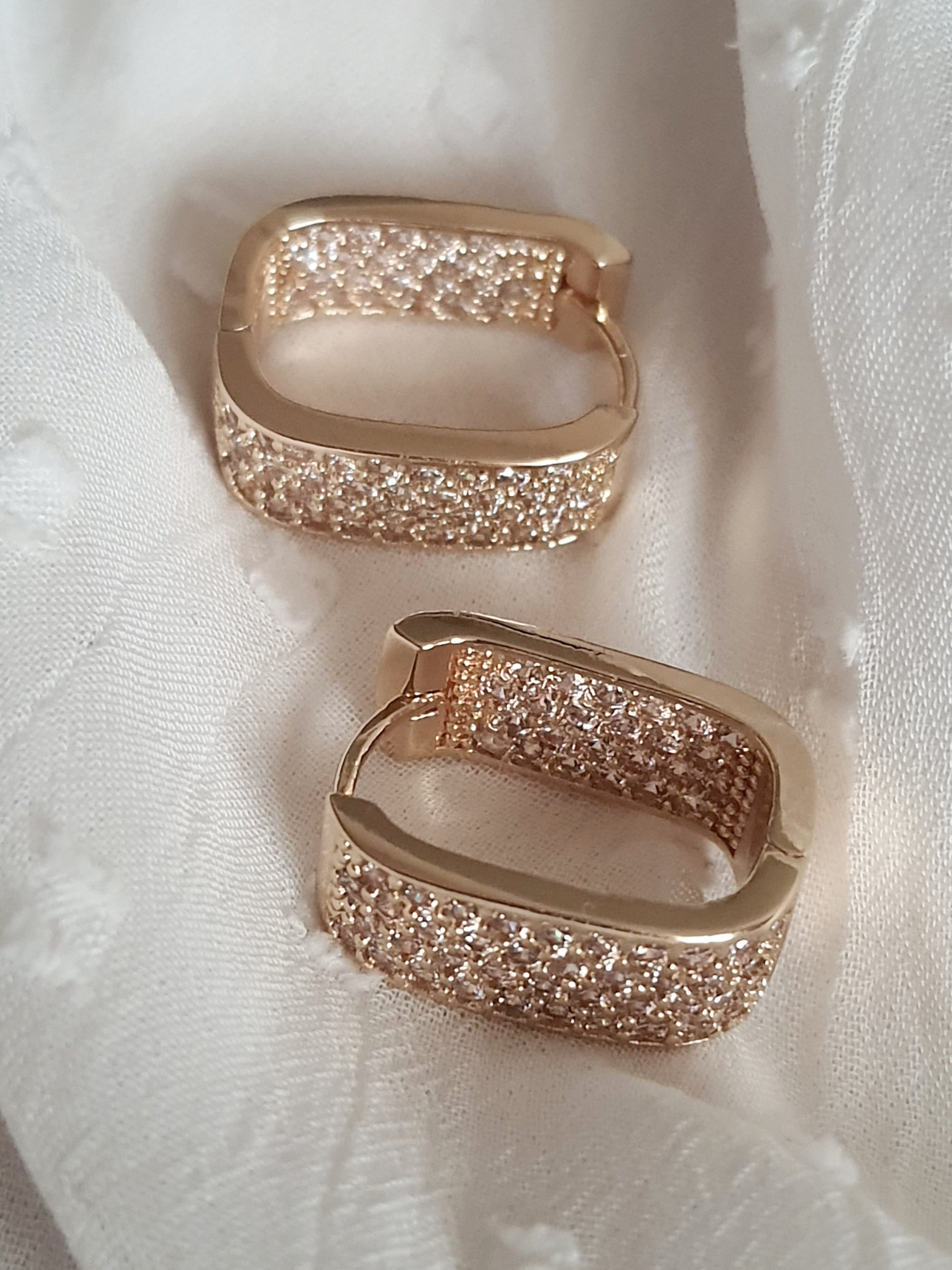 Eleganckie kolczyki damskie ze stali nierdzewnej – złota oprawa wysadzana cyrkoniami, długość 2 cm. Biżuteria glamour pełna blasku i luksusu | RougeBizu.