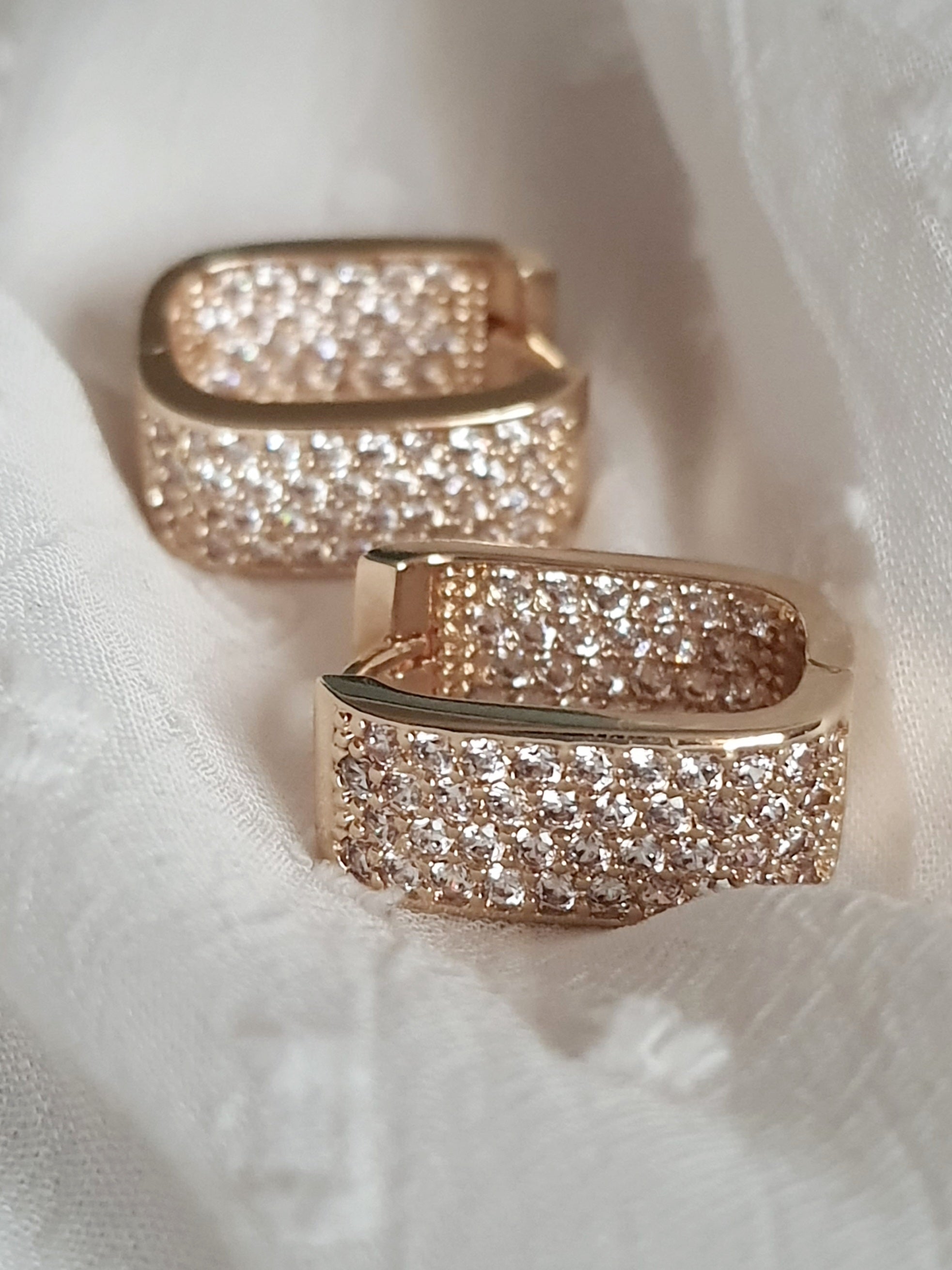 Eleganckie kolczyki damskie ze stali nierdzewnej – złota oprawa wysadzana cyrkoniami, długość 2 cm. Biżuteria glamour pełna blasku i luksusu | RougeBizu.
