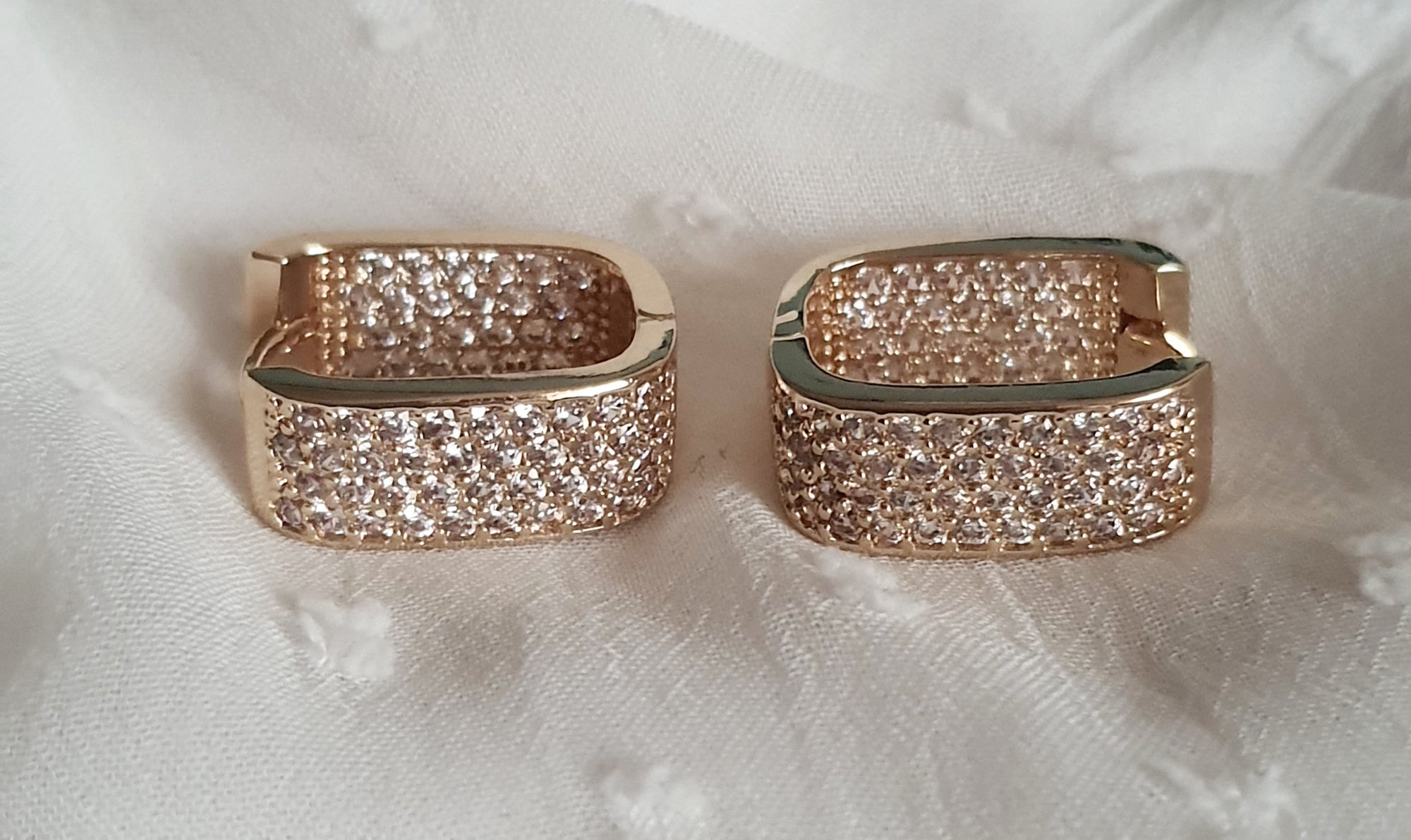 Eleganckie kolczyki damskie ze stali nierdzewnej – złota oprawa wysadzana cyrkoniami, długość 2 cm. Biżuteria glamour pełna blasku i luksusu | RougeBizu.