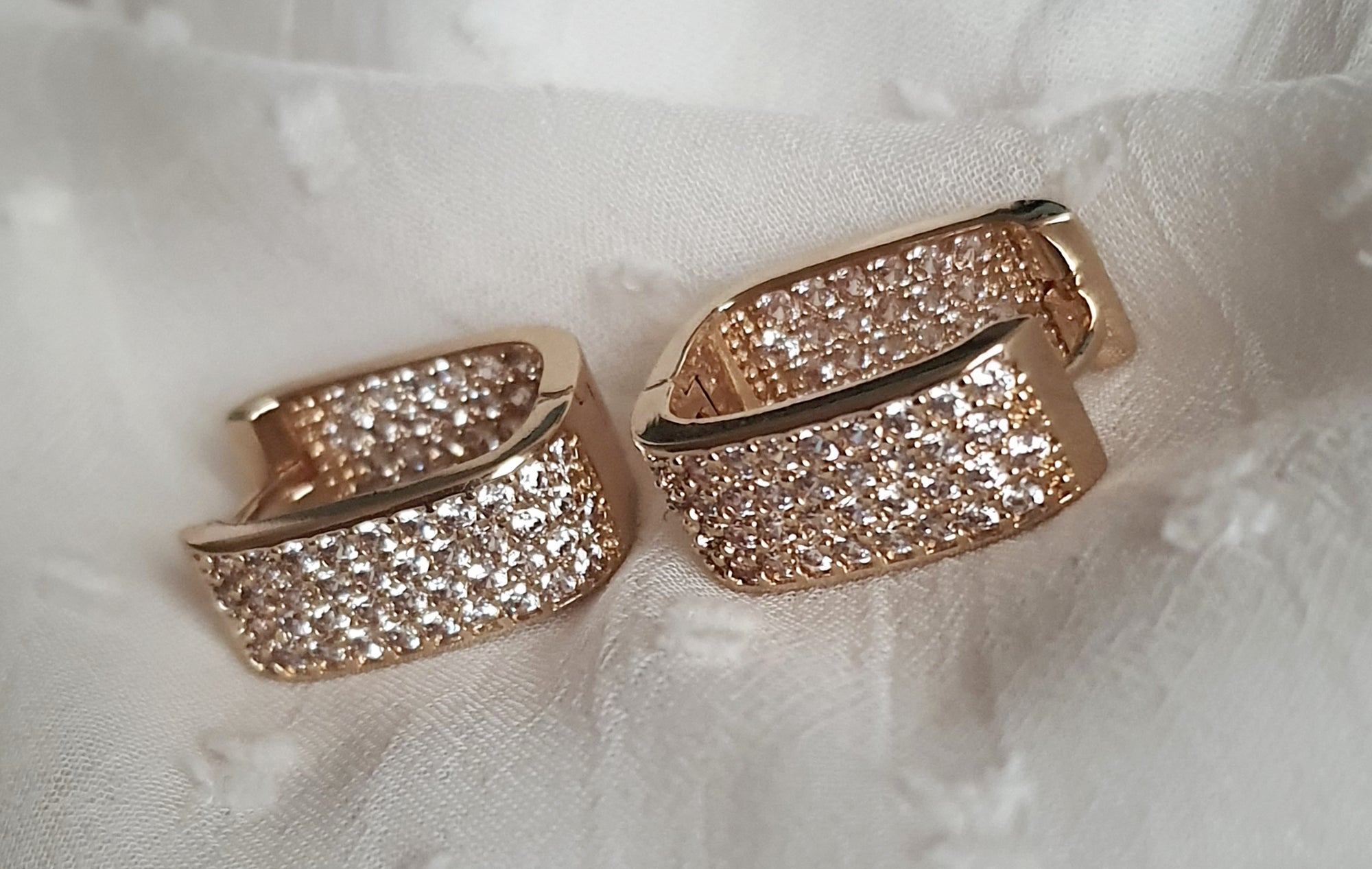 Eleganckie kolczyki damskie ze stali nierdzewnej – złota oprawa wysadzana cyrkoniami, długość 2 cm. Biżuteria glamour pełna blasku i luksusu | RougeBizu.
