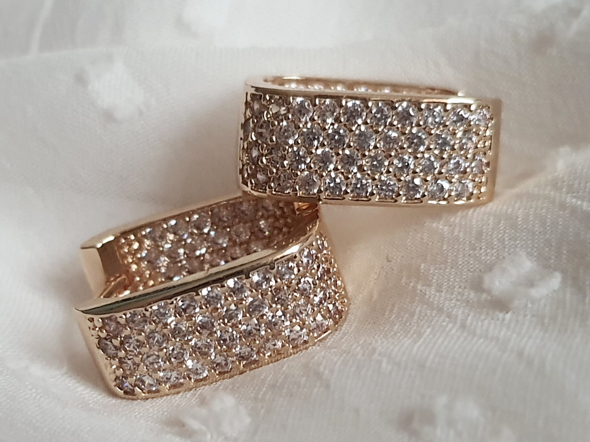 Eleganckie kolczyki damskie ze stali nierdzewnej – złota oprawa wysadzana cyrkoniami, długość 2 cm. Biżuteria glamour pełna blasku i luksusu | RougeBizu.