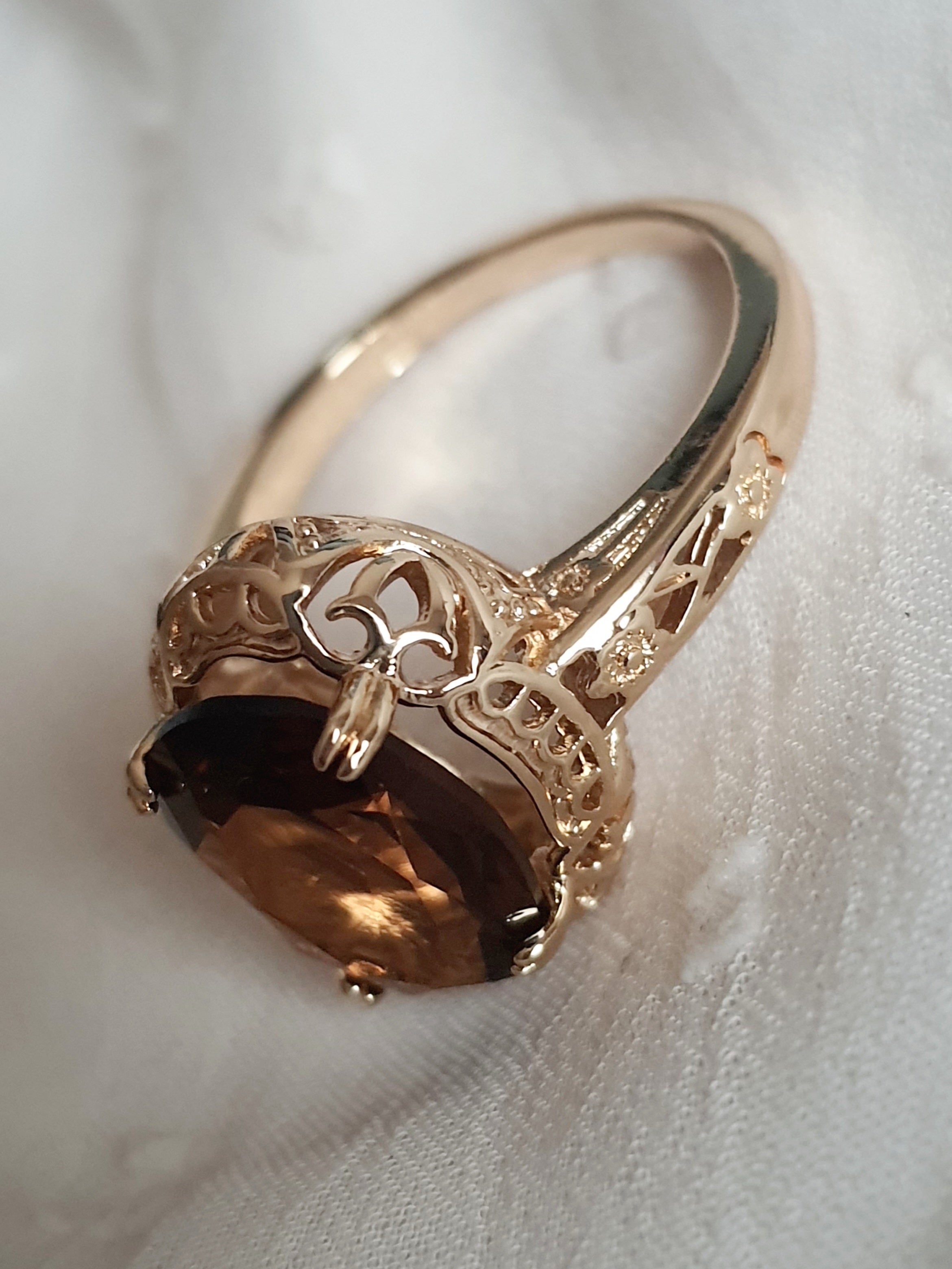Pierścionek damski ze stali nierdzewnej, złoty, rozmiar 19 mm, ozdobna korona w stylu vintage, duży fasetowany kamień w odcieniu brązu, retro glamour, Rouge Bizu.