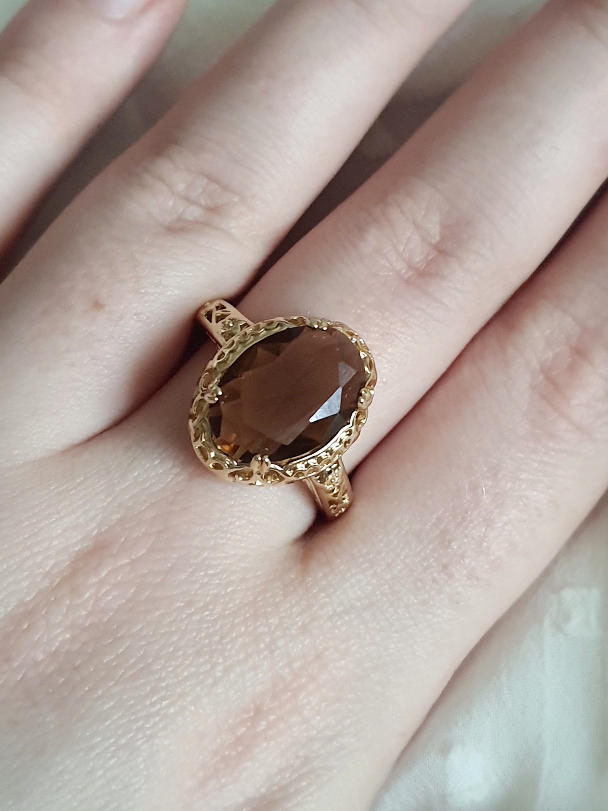 Gold ring with green stones – vintage glamour and elegance