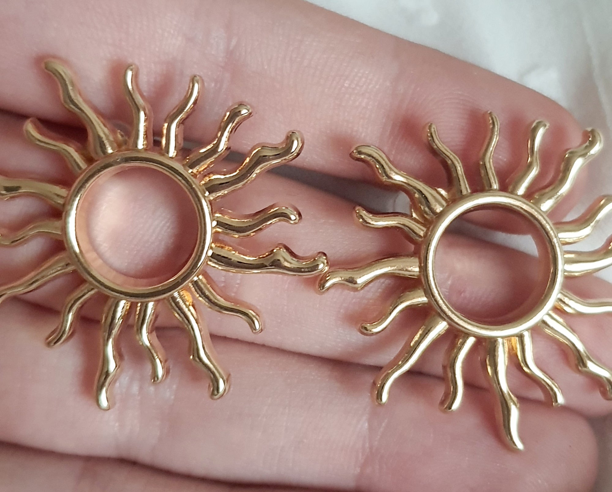 Kolczyki damskie ze stali nierdzewnej, złote, średnica 3,5 cm, kształt słońca z promieniami, artystyczny i odważny styl glamour, Rouge Bizu.