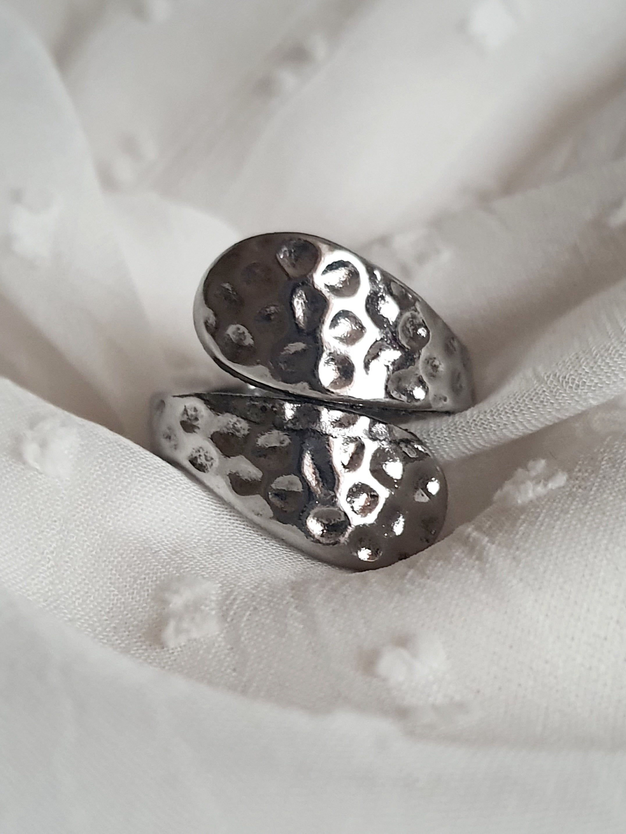 Pierścionek damski ze stali nierdzewnej, srebrny, rozmiar 20 mm, o fakturze młotkowanego metalu, styl minimalistyczny i industrialny, Rouge Bizu.