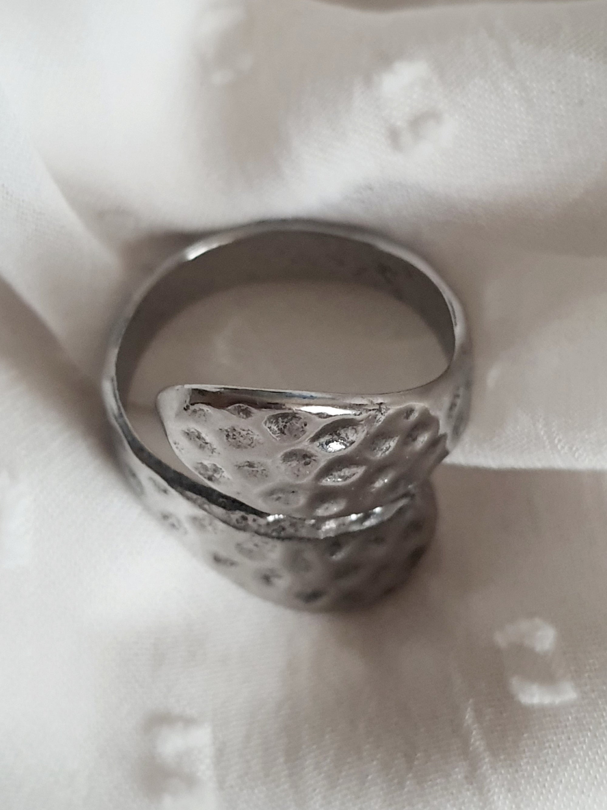 Pierścionek damski ze stali nierdzewnej, srebrny, rozmiar 20 mm, o fakturze młotkowanego metalu, styl minimalistyczny i industrialny, Rouge Bizu.