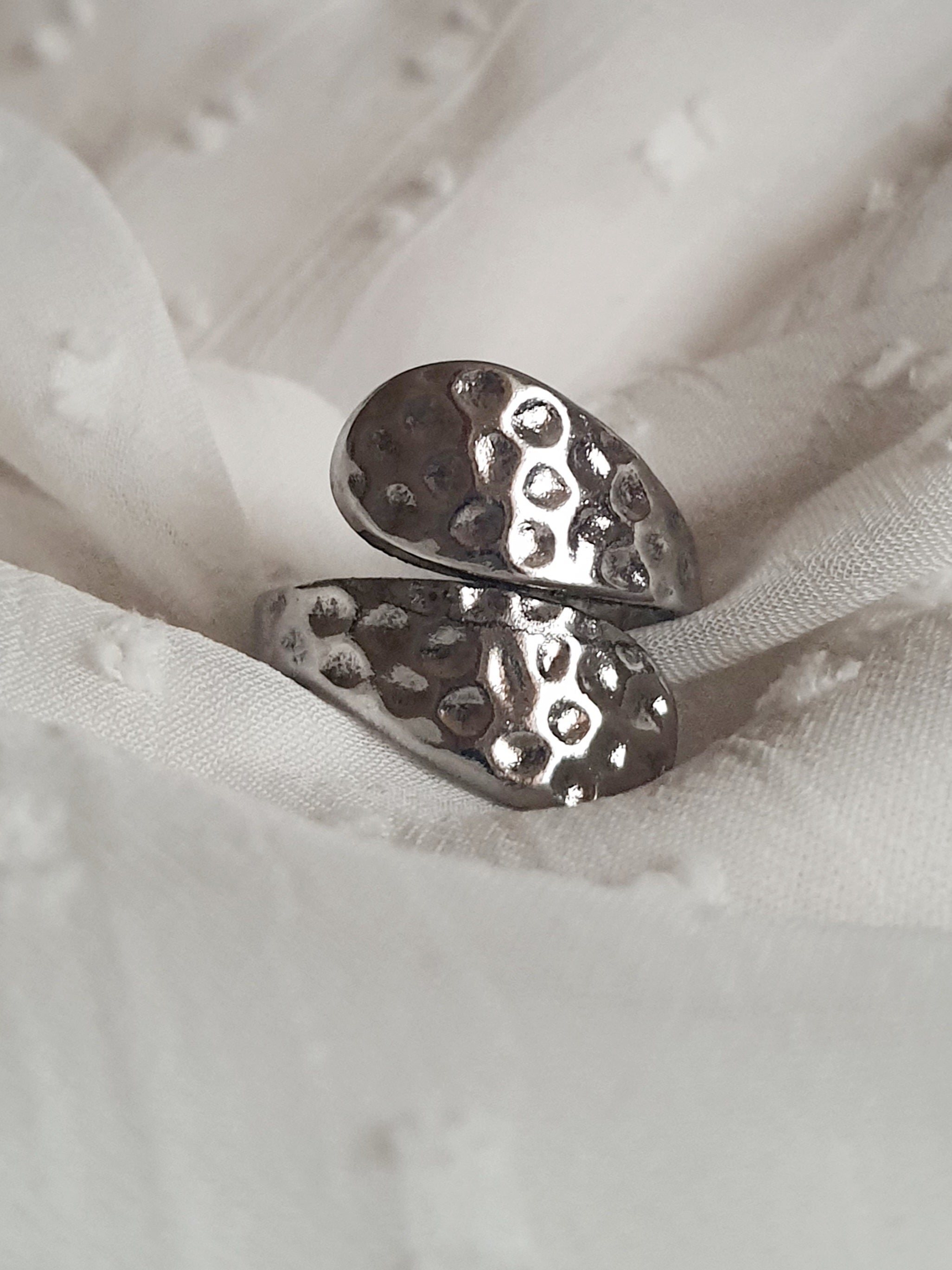 Pierścionek damski ze stali nierdzewnej, srebrny, rozmiar 20 mm, o fakturze młotkowanego metalu, styl minimalistyczny i industrialny, Rouge Bizu.