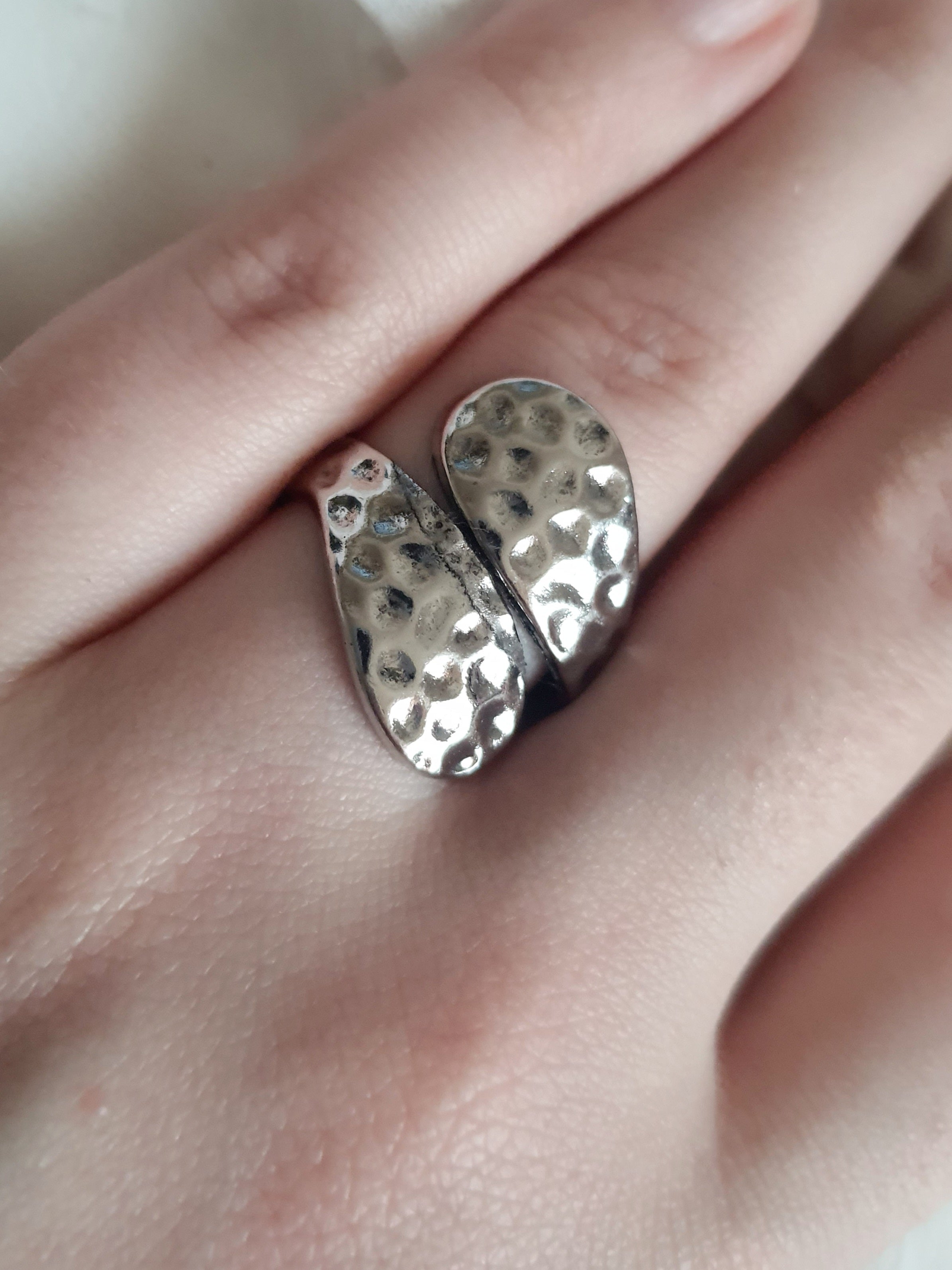 Pierścionek damski ze stali nierdzewnej, srebrny, rozmiar 20 mm, o fakturze młotkowanego metalu, styl minimalistyczny i industrialny, Rouge Bizu.