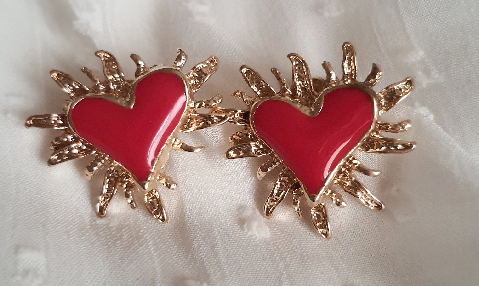 Kolczyki damskie ze stali nierdzewnej, rozmiar 2,5 cm, złote serca w intensywnej czerwieni otoczone promieniami/płomieniami, wyrazisty styl glamour, Rouge Bizu.