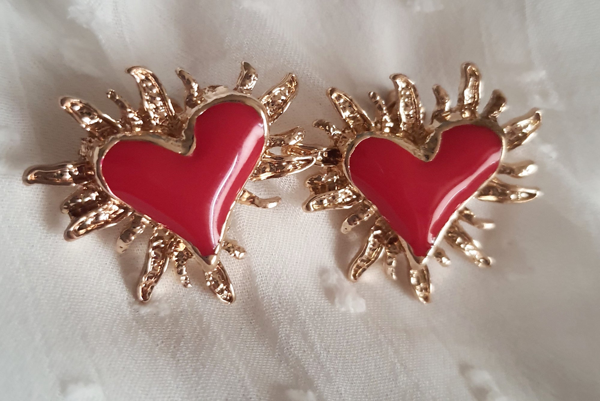 Kolczyki damskie ze stali nierdzewnej, rozmiar 2,5 cm, złote serca w intensywnej czerwieni otoczone promieniami/płomieniami, wyrazisty styl glamour, Rouge Bizu.