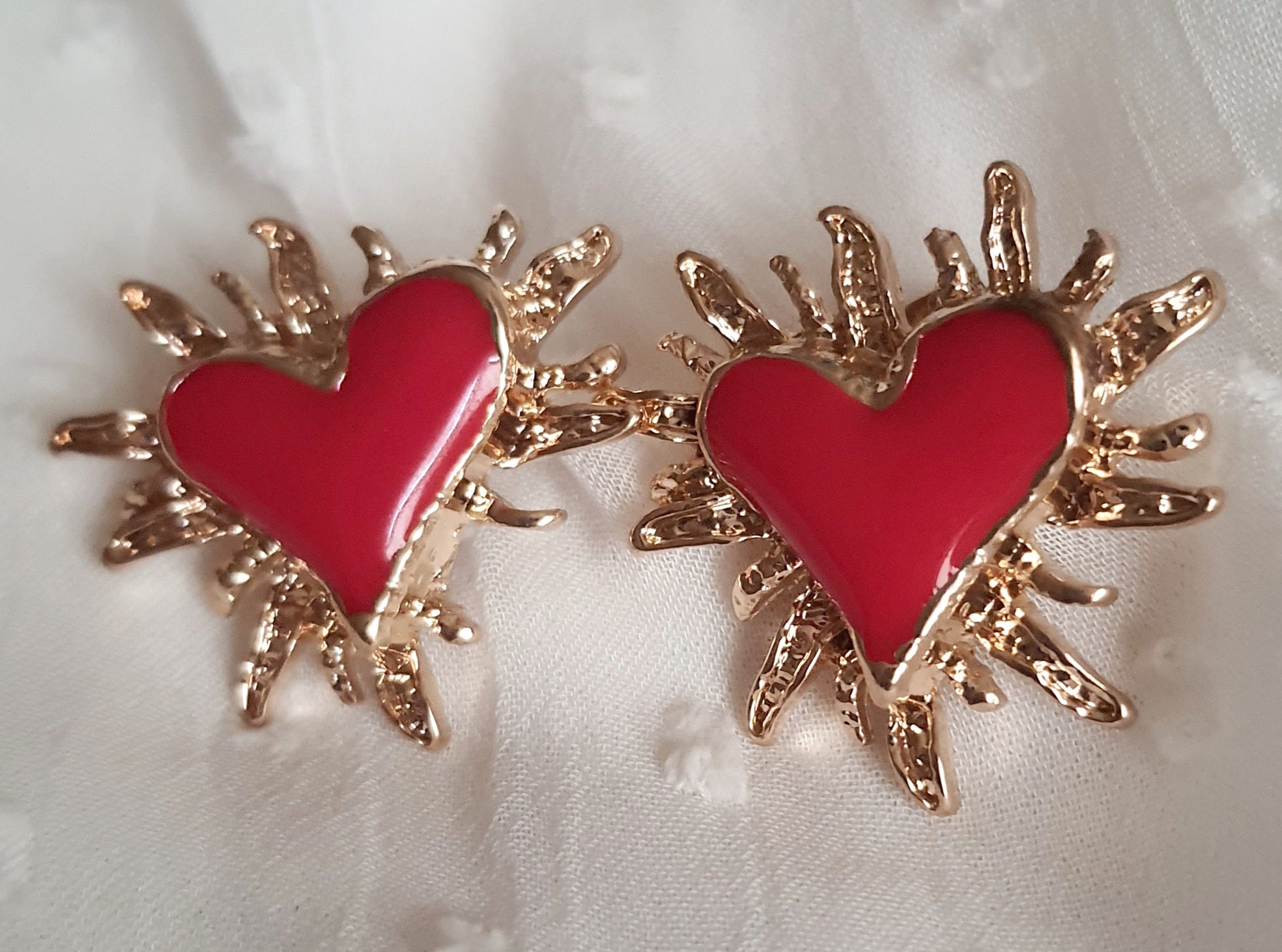 Kolczyki damskie ze stali nierdzewnej, rozmiar 2,5 cm, złote serca w intensywnej czerwieni otoczone promieniami/płomieniami, wyrazisty styl glamour, Rouge Bizu.