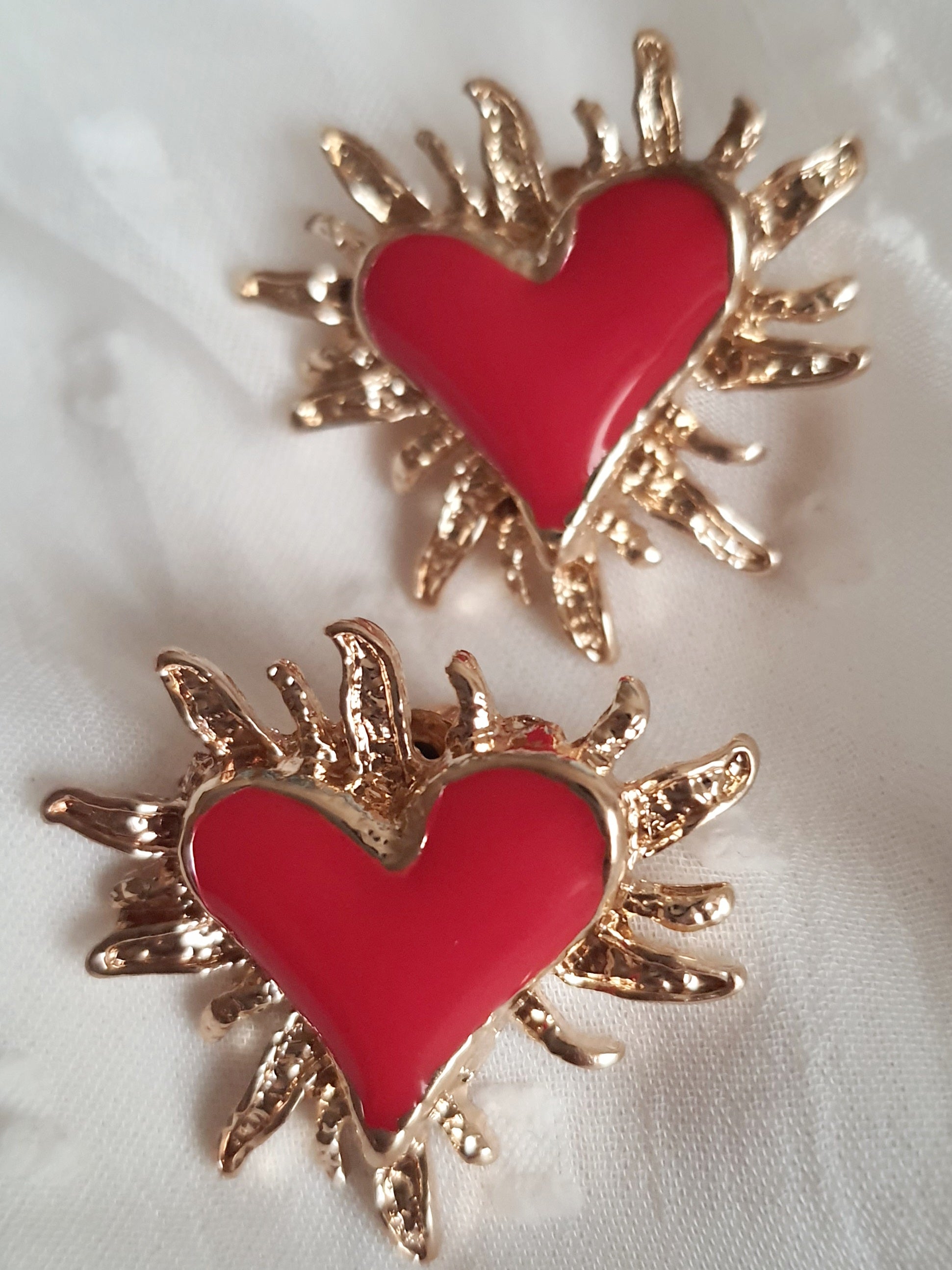 Kolczyki damskie ze stali nierdzewnej, rozmiar 2,5 cm, złote serca w intensywnej czerwieni otoczone promieniami/płomieniami, wyrazisty styl glamour, Rouge Bizu.