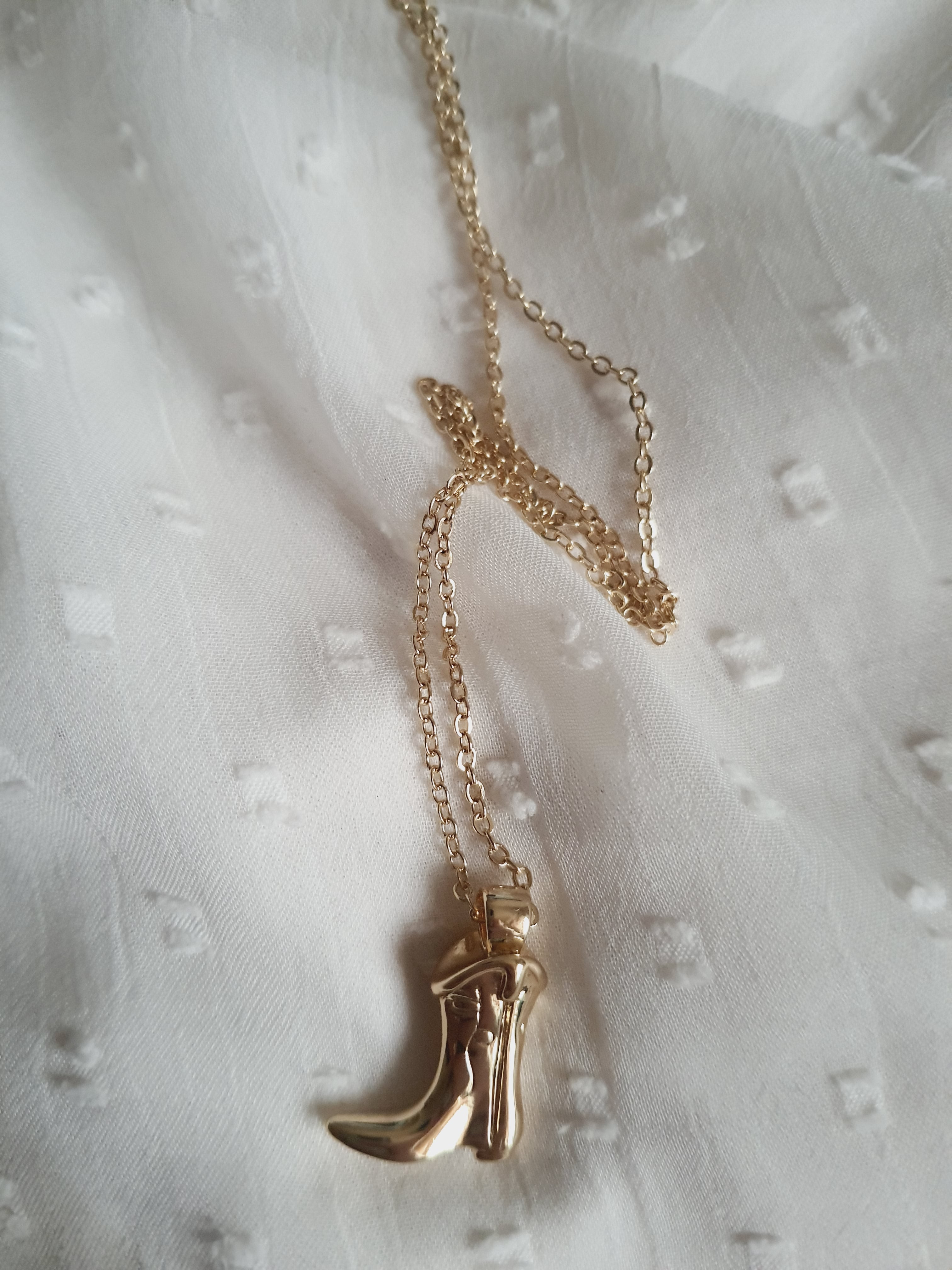 Naszyjnik damski ze stali nierdzewnej, długość 45–50 cm, złoty łańcuszek z zawieszką w kształcie szpilki/obcasa, modny i kobiecy styl glamour, Rouge Bizu.