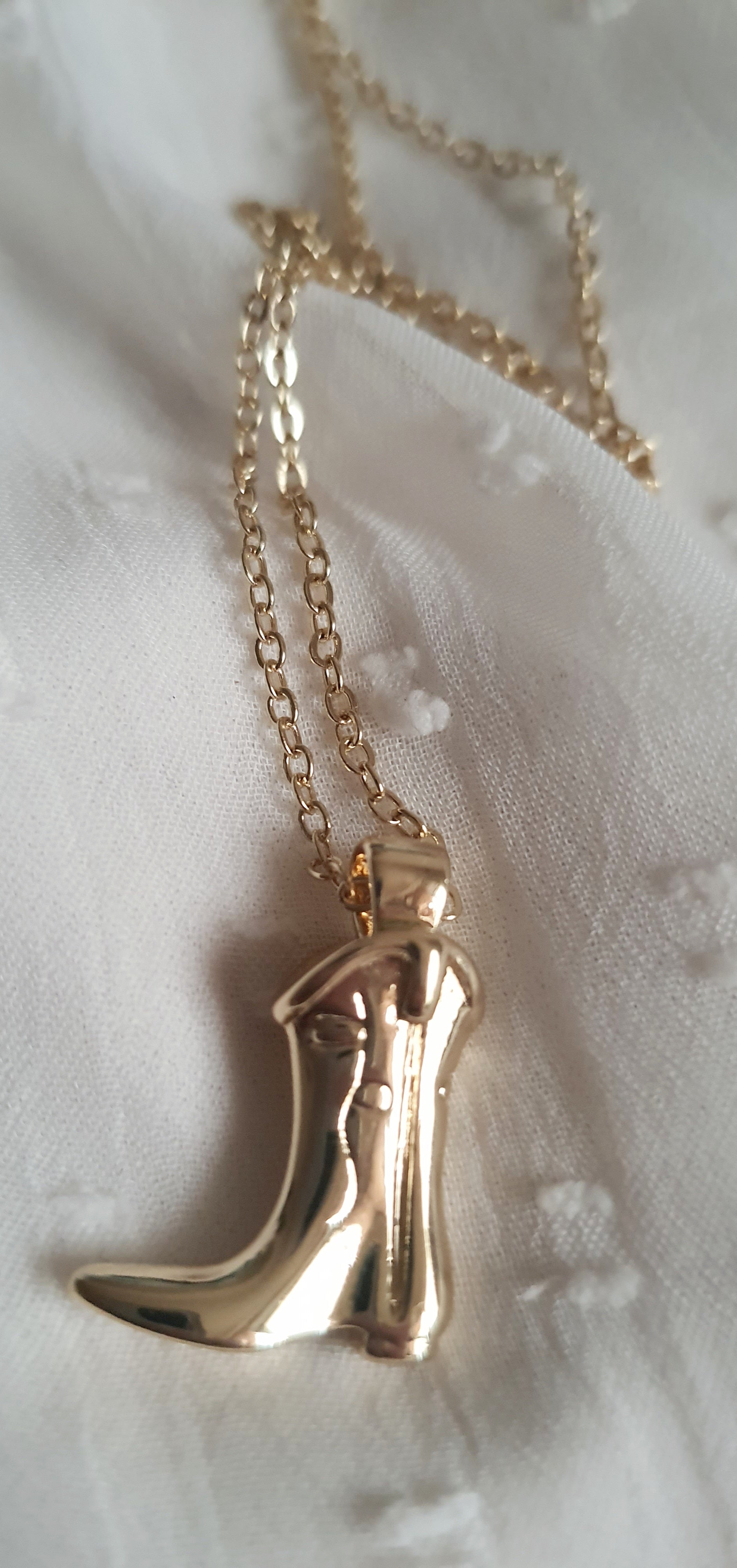 Naszyjnik damski ze stali nierdzewnej, długość 45–50 cm, złoty łańcuszek z zawieszką w kształcie szpilki/obcasa, modny i kobiecy styl glamour, Rouge Bizu.