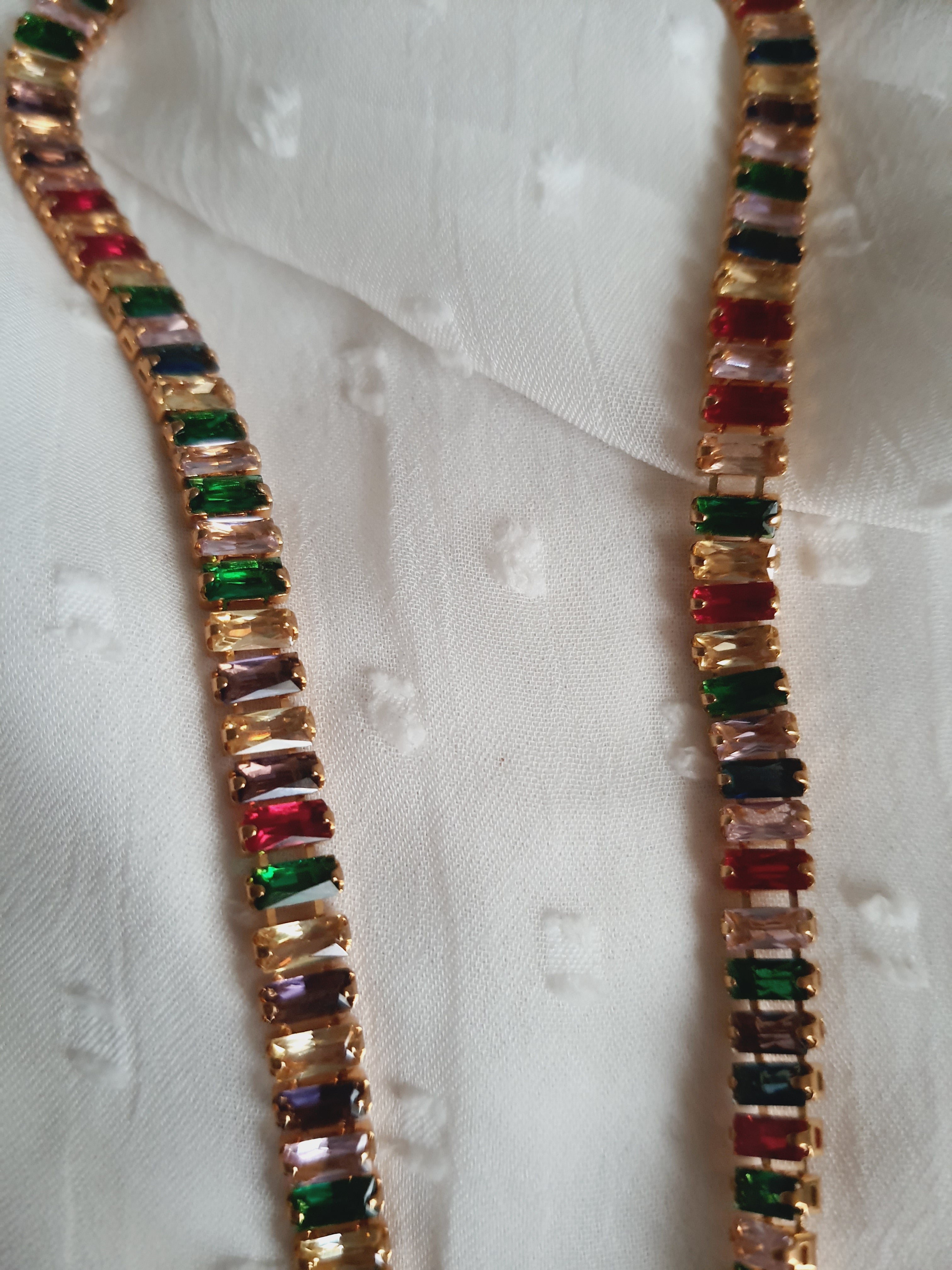 Naszyjnik damski ze stali nierdzewnej, długość regulowana 38,5–46,5 cm, złota baza zdobiona prostokątnymi kamieniami w różnych kolorach, styl glamour i luksusowy, Rouge Bizu.