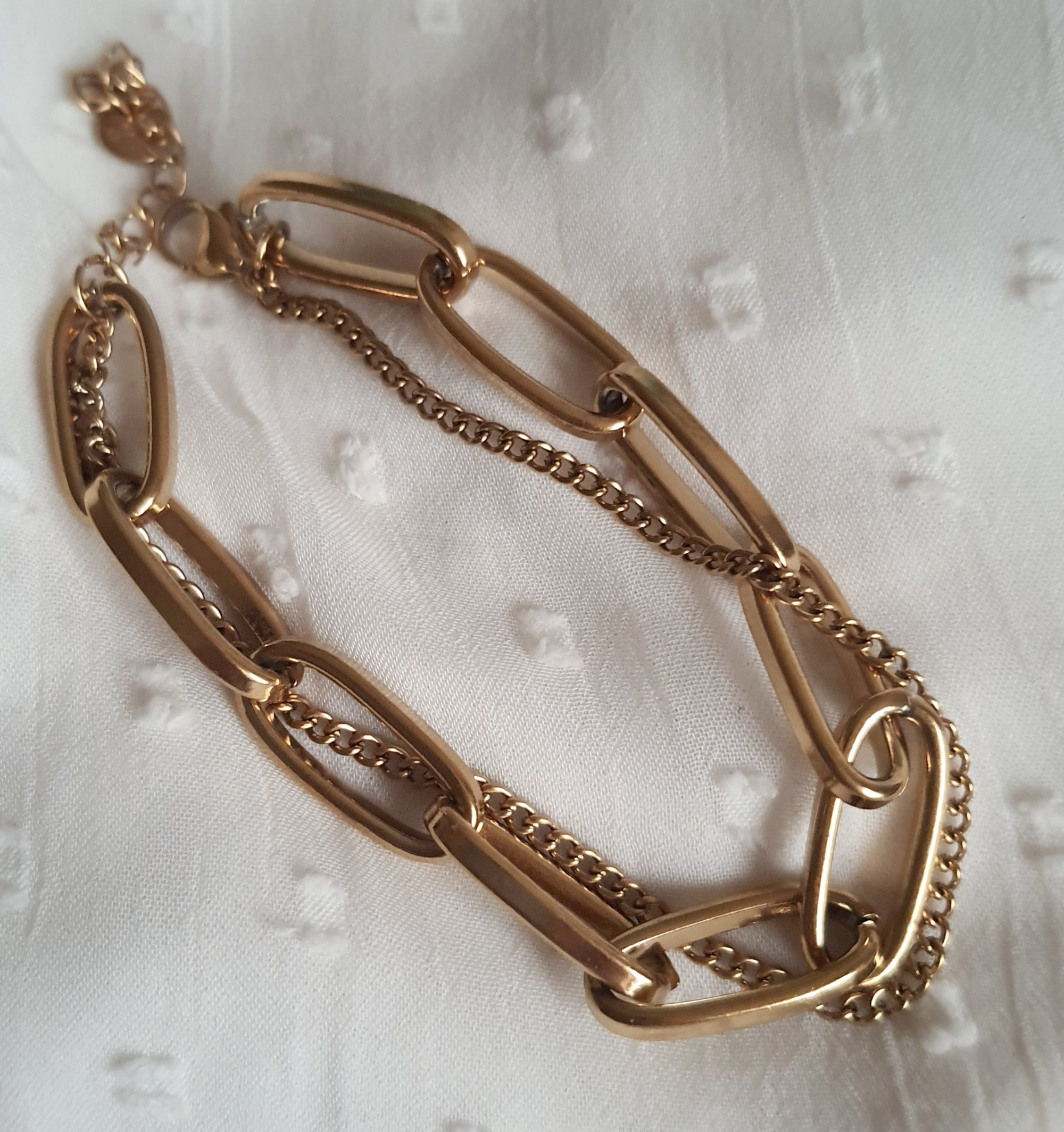 Bransoletka damska/unisex ze stali nierdzewnej, długość regulowana 17–21 cm, złota, duże geometryczne ogniwa połączone z drobnym łańcuszkiem, nowoczesny styl glamour, Rouge Bizu.