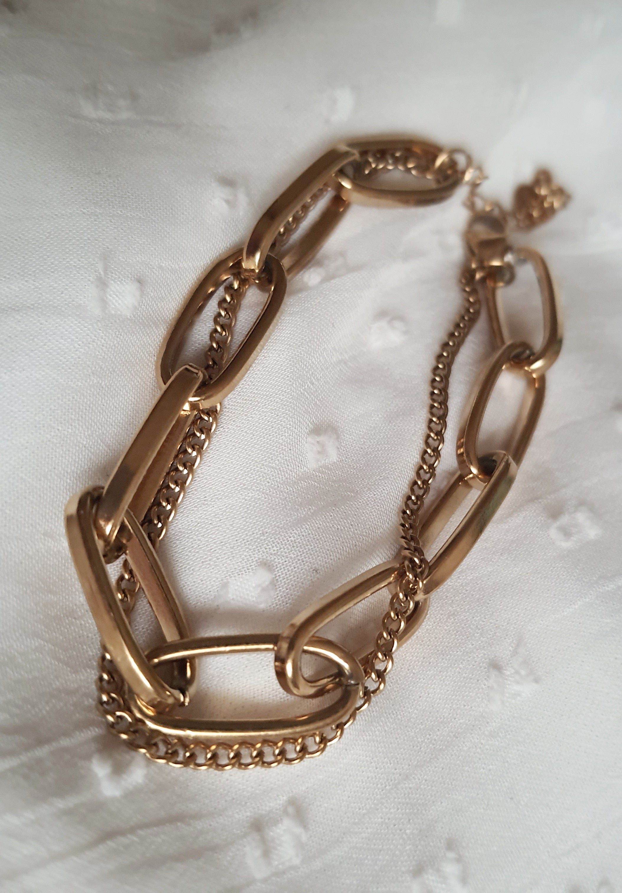 Bransoletka damska/unisex ze stali nierdzewnej, długość regulowana 17–21 cm, złota, duże geometryczne ogniwa połączone z drobnym łańcuszkiem, nowoczesny styl glamour, Rouge Bizu.