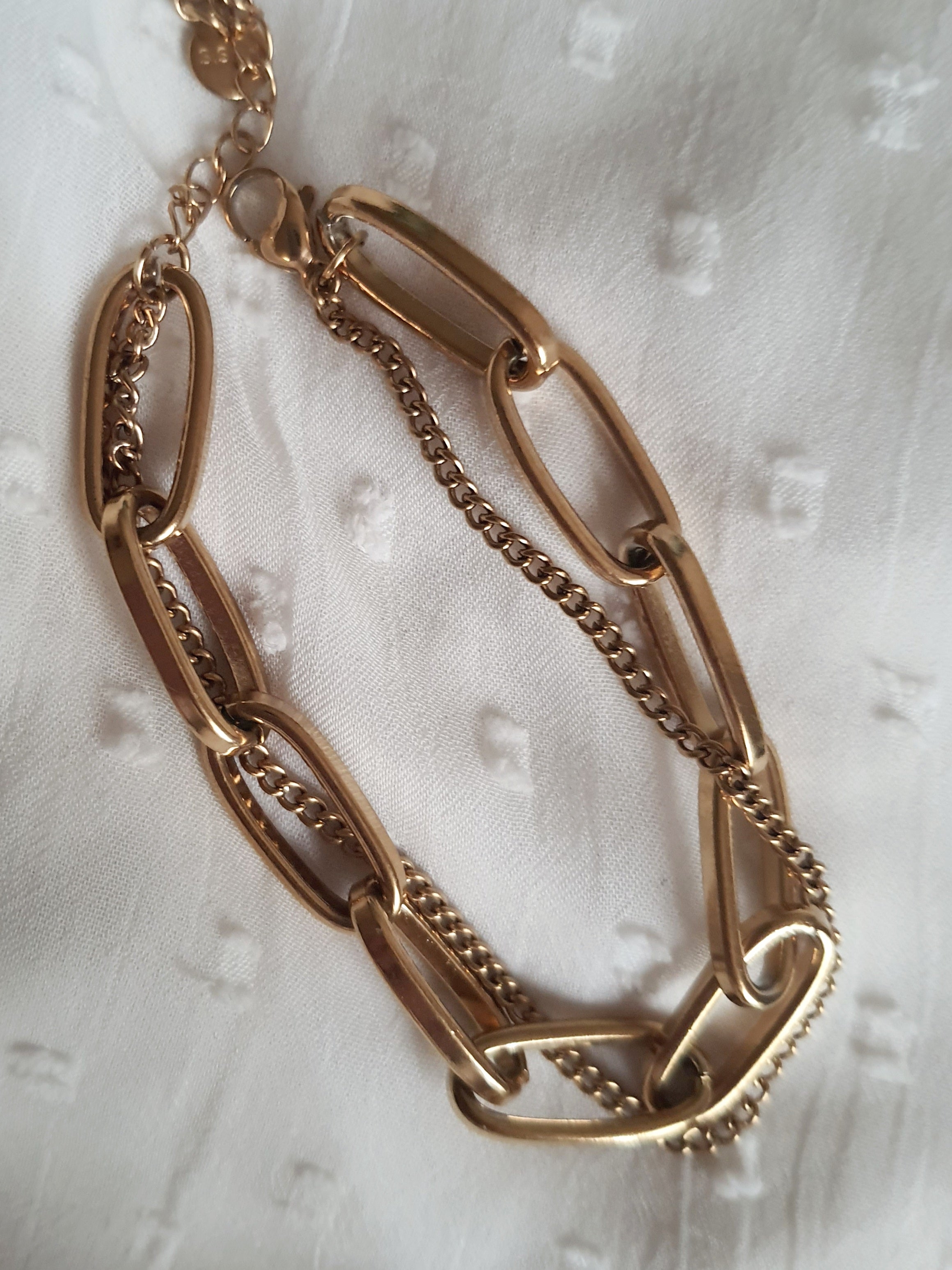 Bransoletka damska/unisex ze stali nierdzewnej, długość regulowana 17–21 cm, złota, duże geometryczne ogniwa połączone z drobnym łańcuszkiem, nowoczesny styl glamour, Rouge Bizu.