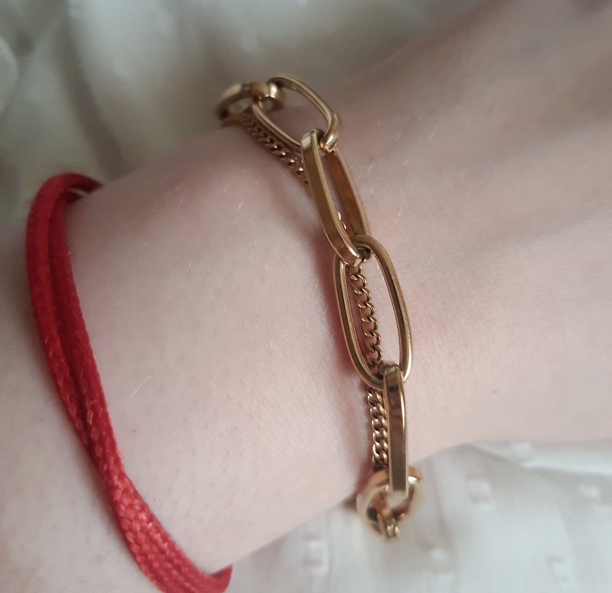 Bransoletka damska/unisex ze stali nierdzewnej, długość regulowana 17–21 cm, złota, duże geometryczne ogniwa połączone z drobnym łańcuszkiem, nowoczesny styl glamour, Rouge Bizu.