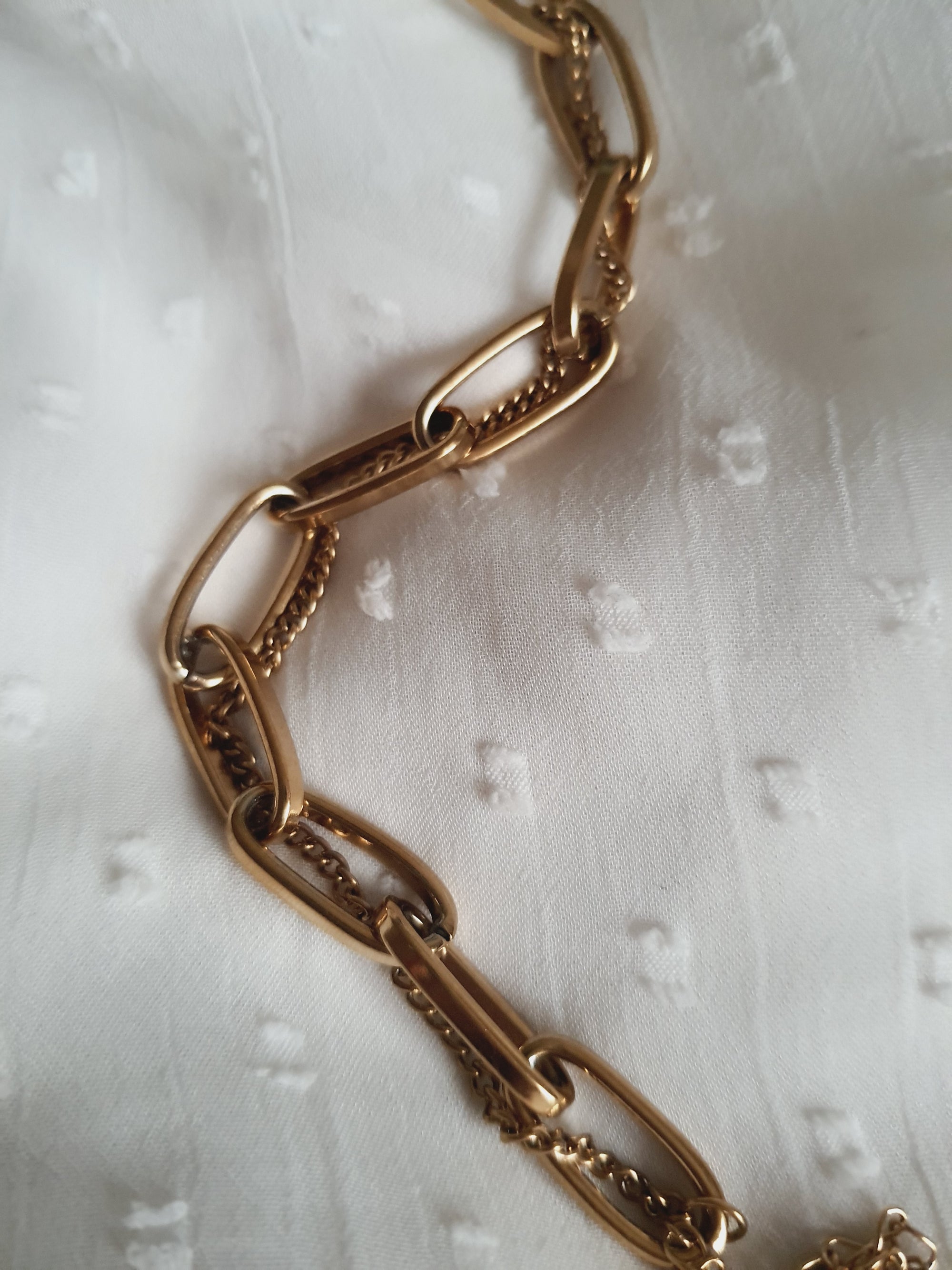 Bransoletka damska/unisex ze stali nierdzewnej, długość regulowana 17–21 cm, złota, duże geometryczne ogniwa połączone z drobnym łańcuszkiem, nowoczesny styl glamour, Rouge Bizu.