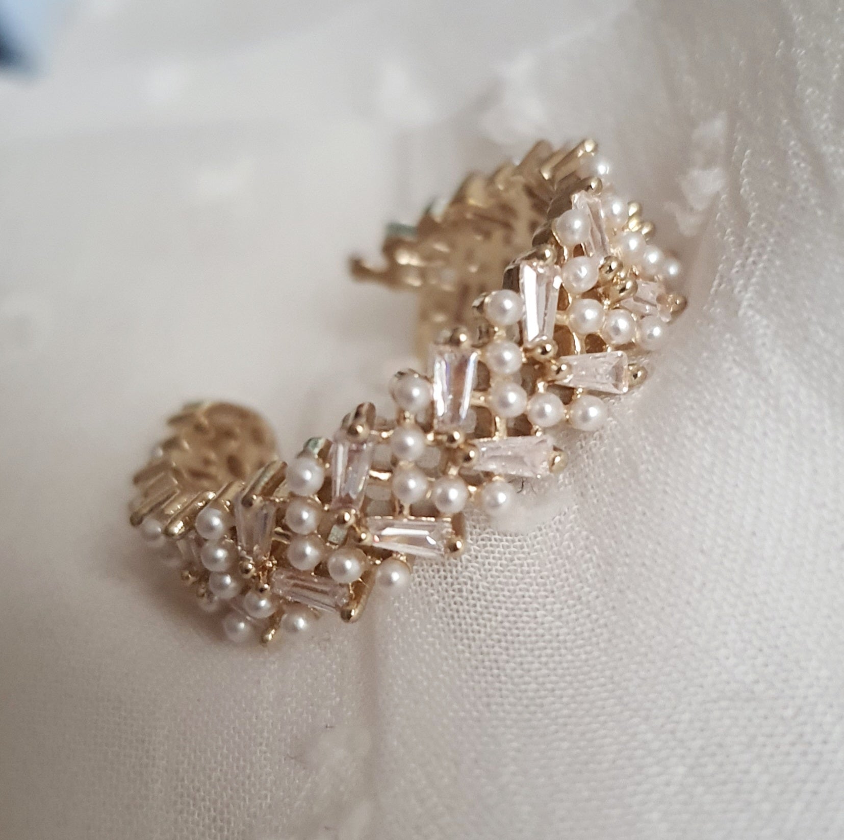 Pierścionek damski ze stali nierdzewnej, rozmiar 19 mm, złota baza zdobiona drobnymi perłami i kryształowymi kamieniami, elegancki styl glamour, Rouge Bizu.