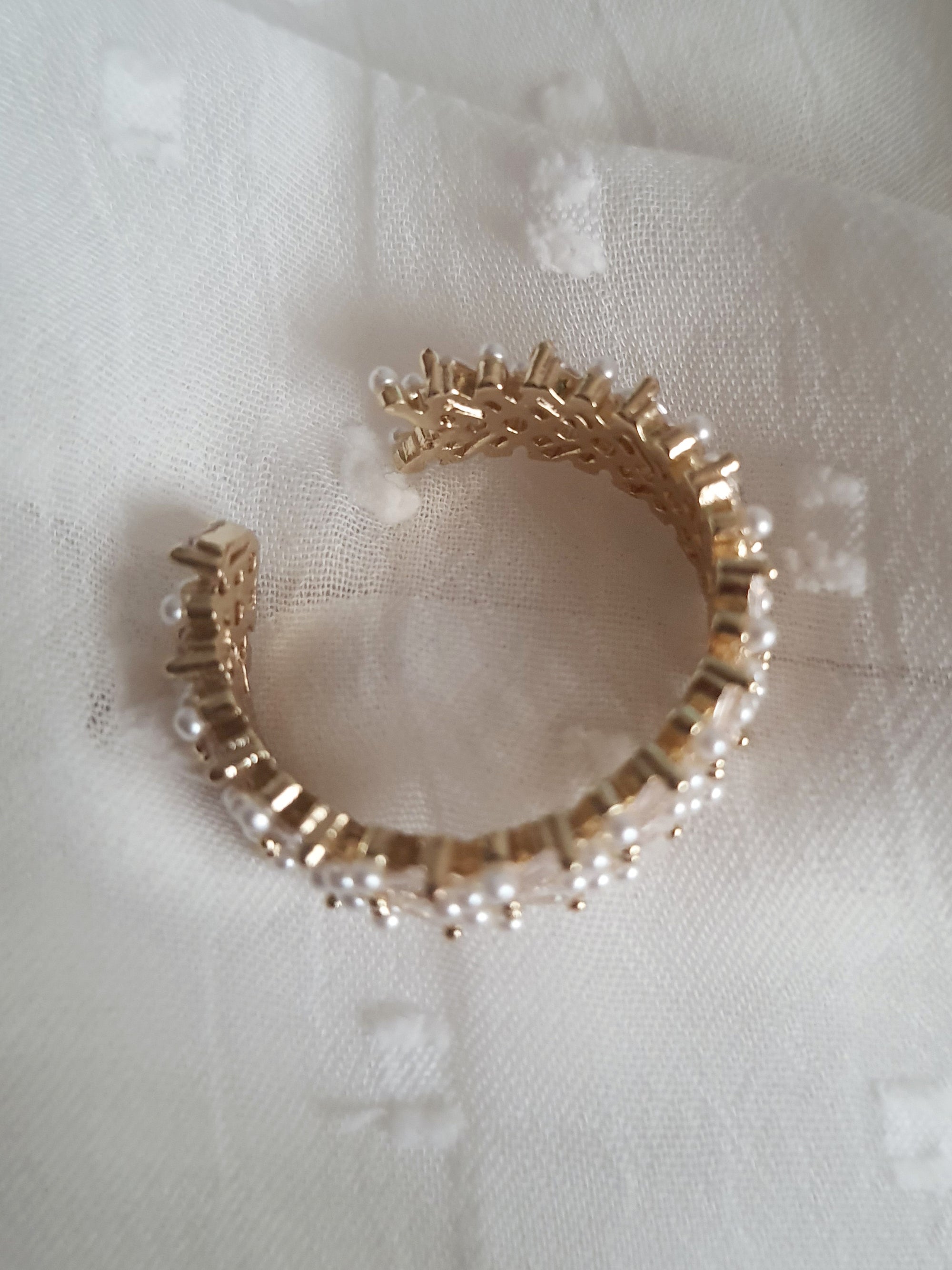 Pierścionek damski ze stali nierdzewnej, rozmiar 19 mm, złota baza zdobiona drobnymi perłami i kryształowymi kamieniami, elegancki styl glamour, Rouge Bizu.