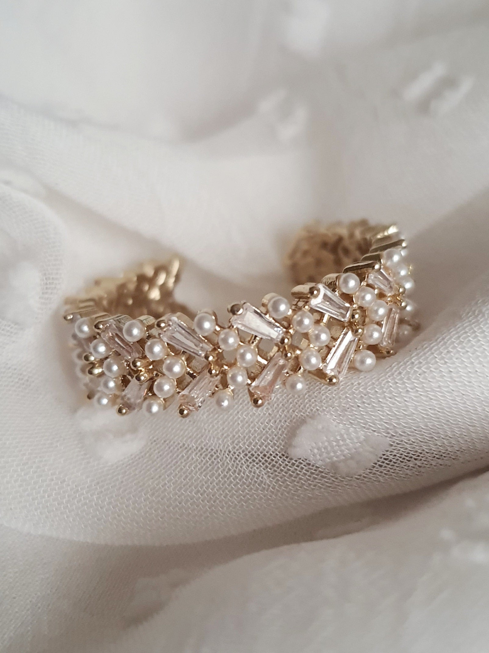 Pierścionek damski ze stali nierdzewnej, rozmiar 19 mm, złota baza zdobiona drobnymi perłami i kryształowymi kamieniami, elegancki styl glamour, Rouge Bizu.