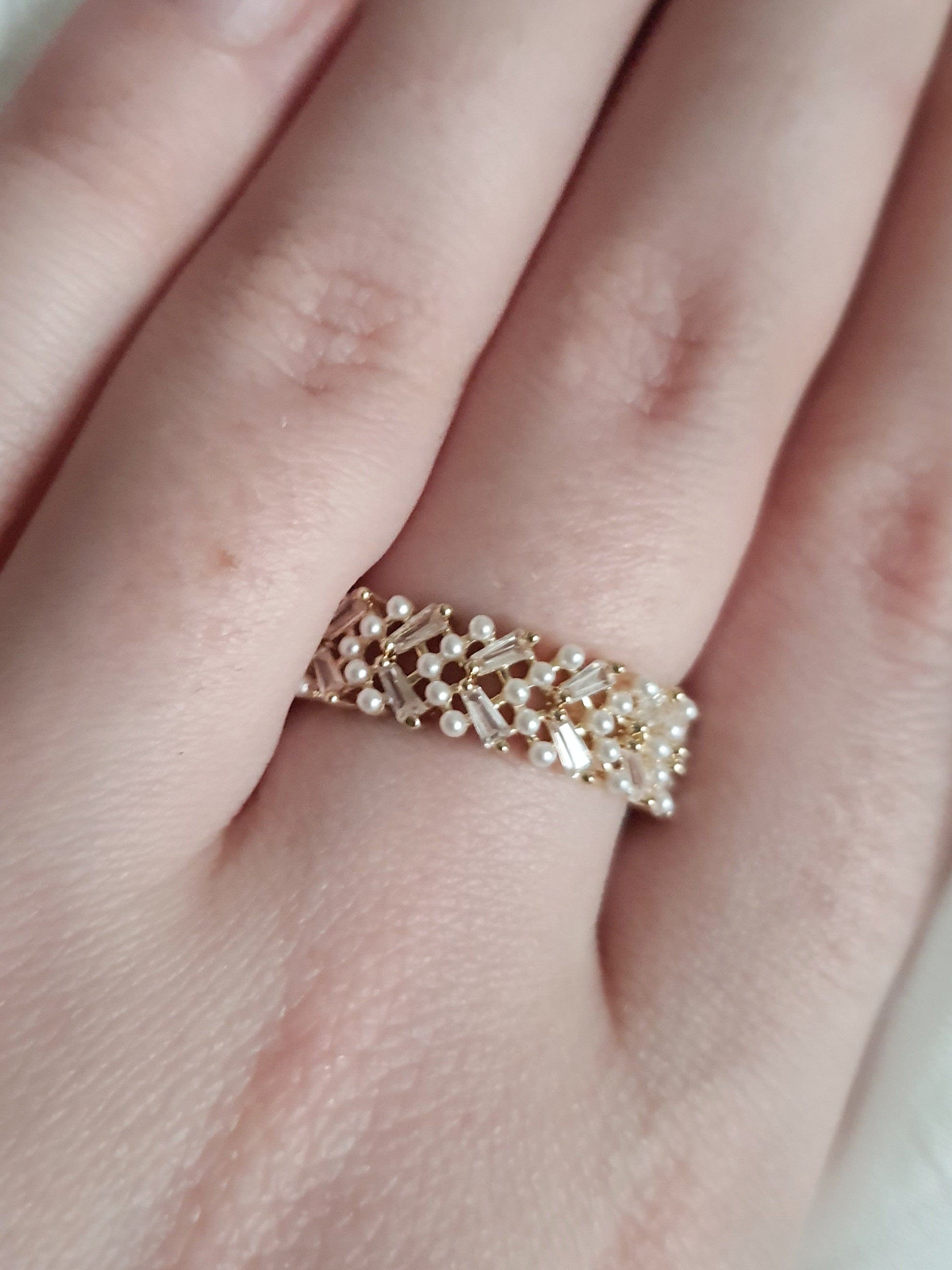 Pierścionek damski ze stali nierdzewnej, rozmiar 19 mm, złota baza zdobiona drobnymi perłami i kryształowymi kamieniami, elegancki styl glamour, Rouge Bizu.