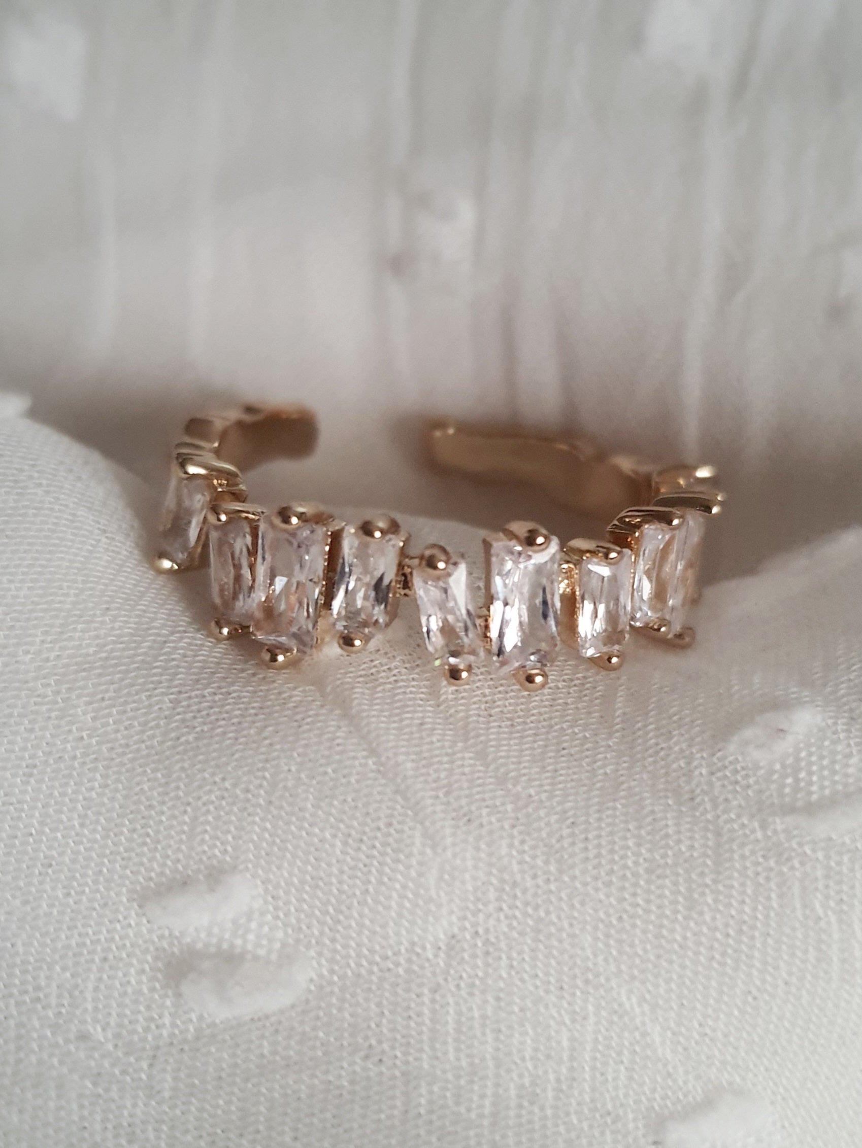 Pierścionek damski ze stali nierdzewnej, rozmiar 17 mm, złoty, zdobiony rzędem prostokątnych cyrkonii w linii, subtelny i elegancki styl glamour, Rouge Bizu.