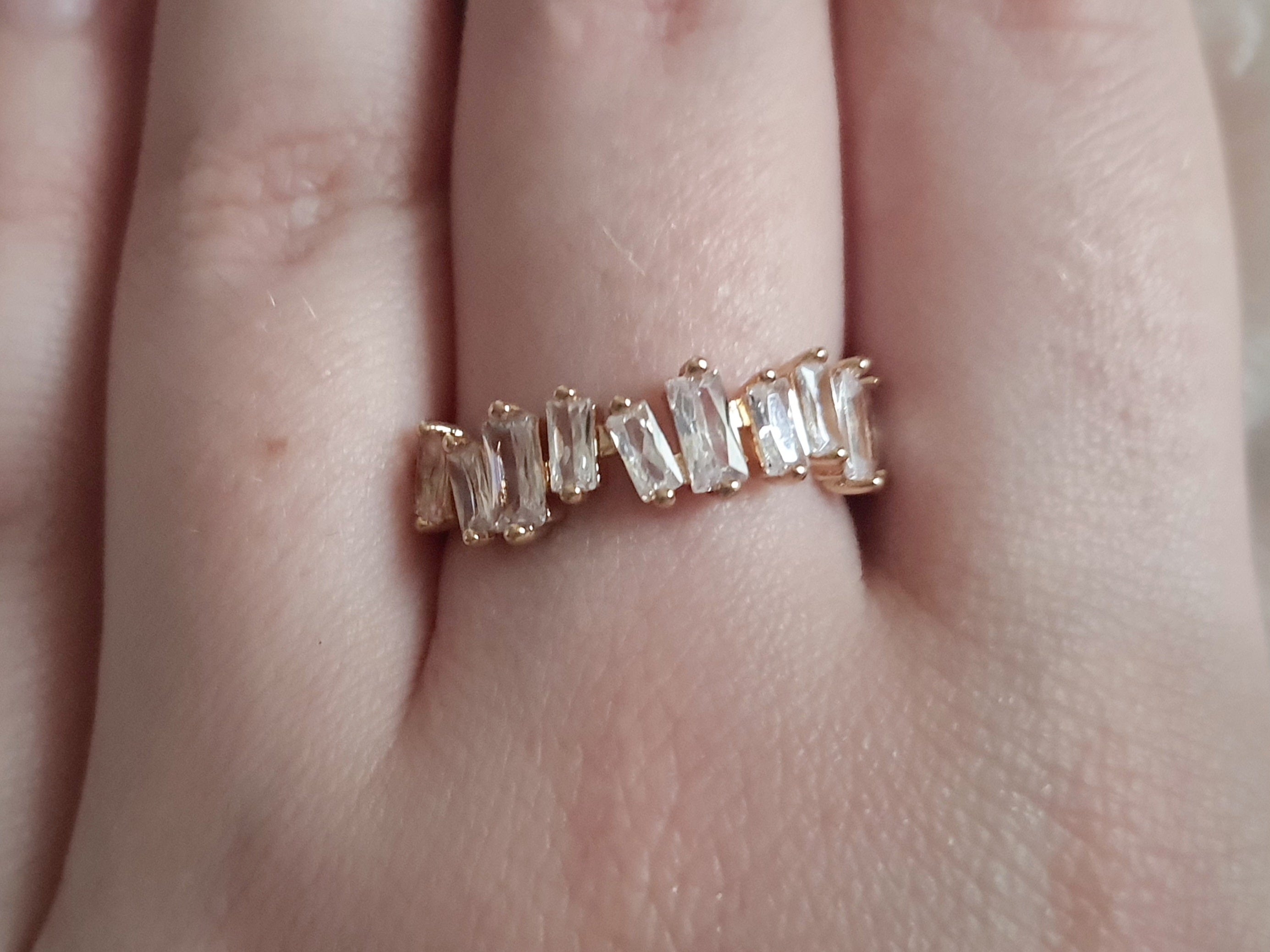 Pierścionek damski ze stali nierdzewnej, rozmiar 17 mm, złoty, zdobiony rzędem prostokątnych cyrkonii w linii, subtelny i elegancki styl glamour, Rouge Bizu.