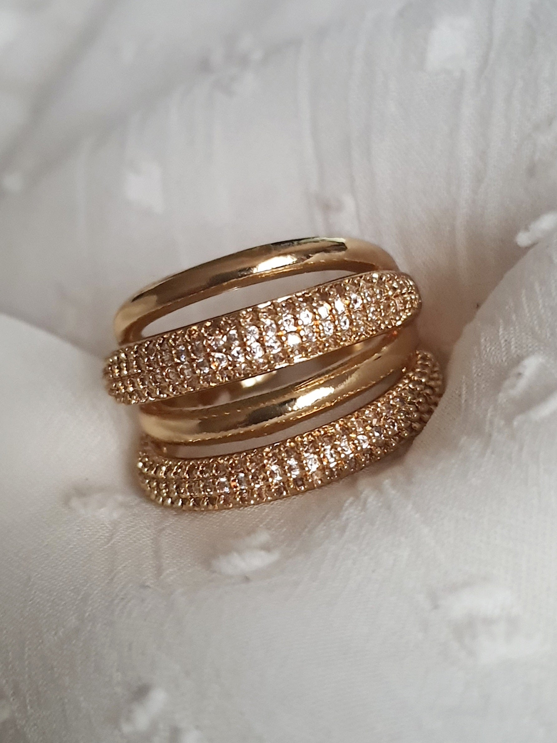 Pierścionek damski ze stali nierdzewnej, rozmiar 20 mm, złoty, potrójna obrączka – dwie linie wysadzane cyrkoniami i jedna gładka, styl glamour, Rouge Bizu.