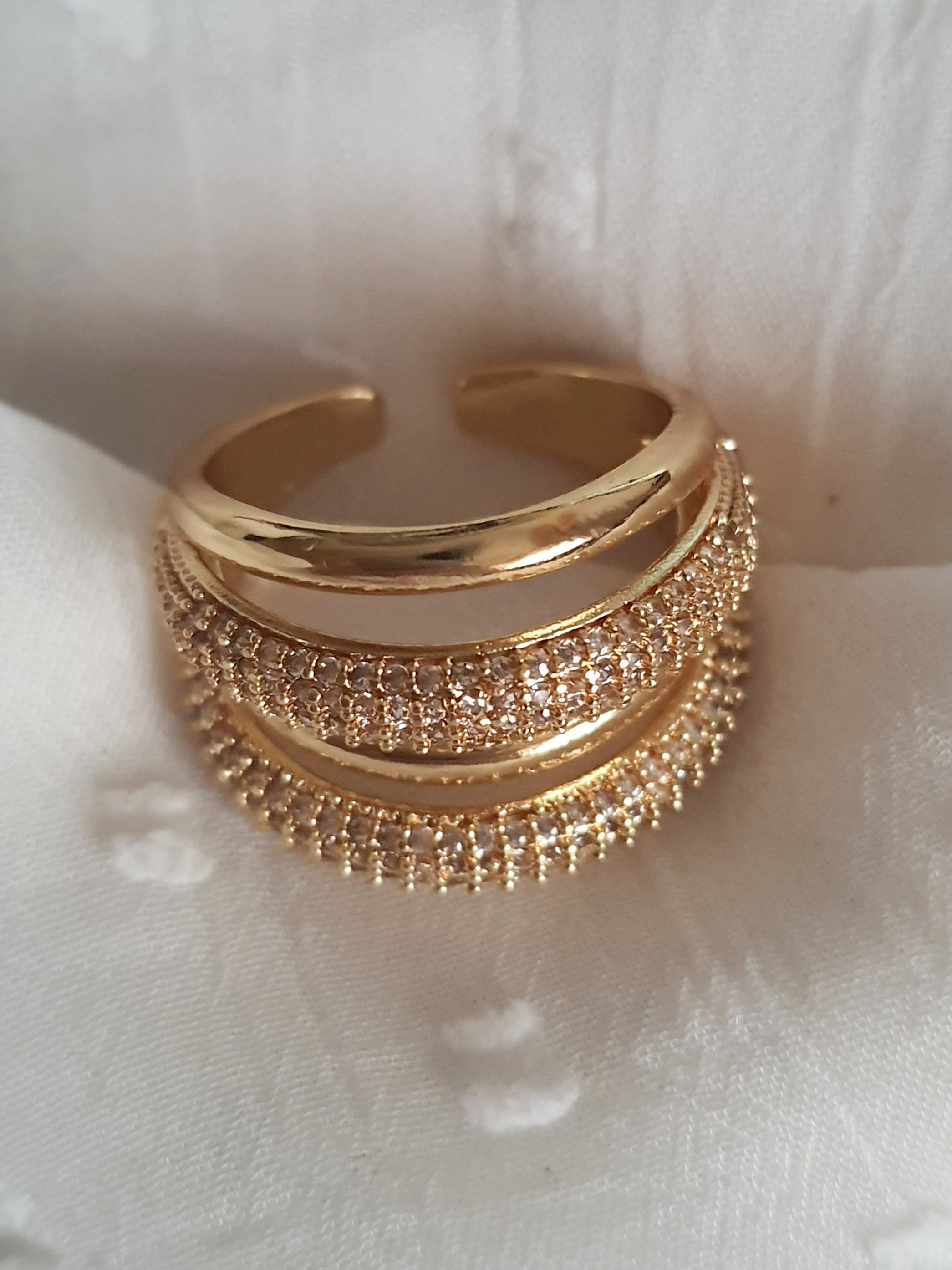 Pierścionek damski ze stali nierdzewnej, rozmiar 20 mm, złoty, potrójna obrączka – dwie linie wysadzane cyrkoniami i jedna gładka, styl glamour, Rouge Bizu.