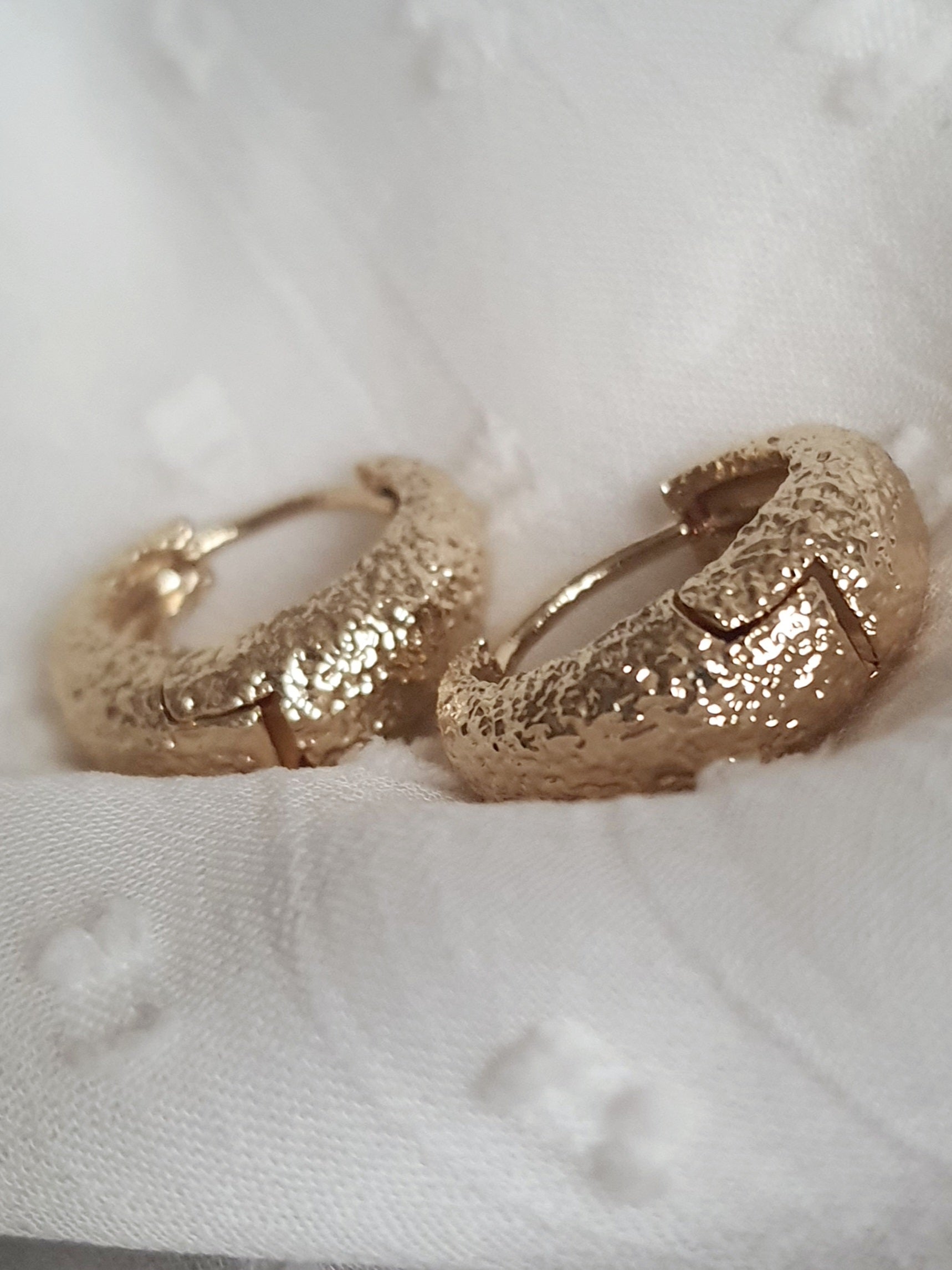 Kolczyki damskie ze stali nierdzewnej, średnica 1,5 cm, złote, o powierzchni młotkowanej, minimalistyczne i eleganckie, Rouge Bizu.